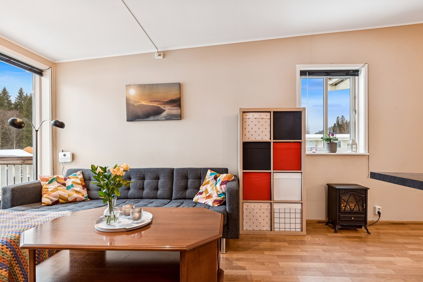 Både vegger og tak i stuen ble helsparklet og malt i 2021. Galleribilde