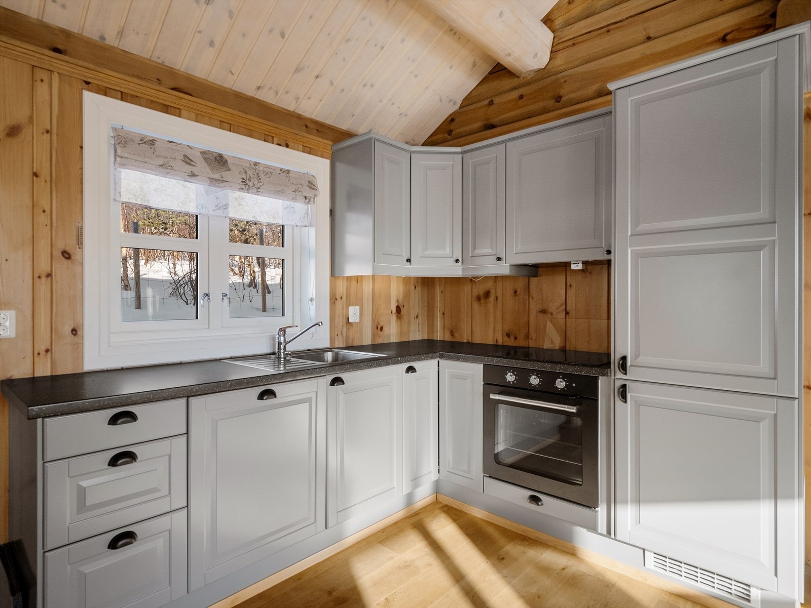 Kjøkkenet byr på god plass til matlaging og oppbevaring. Komfyren er ny fra 2024. Galleribilde