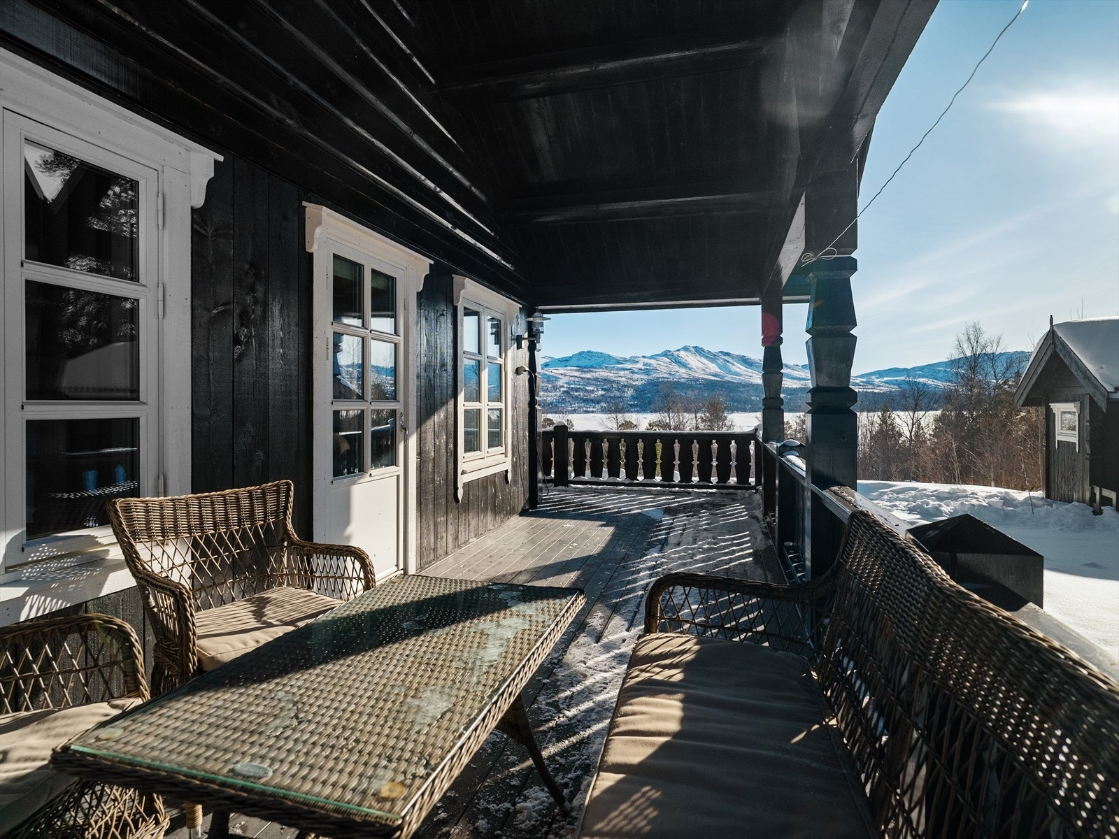 Terrassen måler 29 kvm og har god plass til ønsket utemøblement. Galleribilde