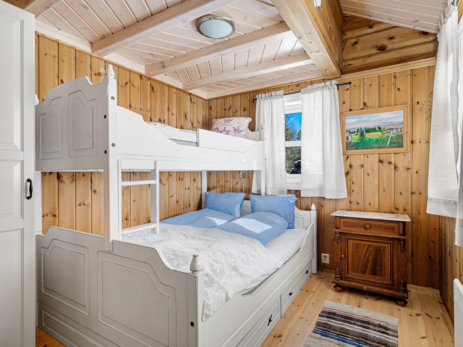 Soverom to måler 7,5 kvm med fleksible bruksmuligheter som gjeste- eller barnerom. Familiekøye medfølger handelen. Galleribilde