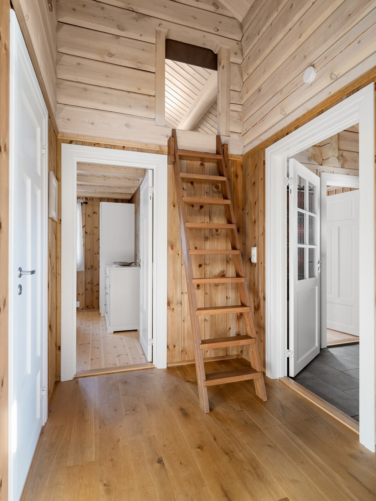 Via stige har man adkomst til en koselig hems med ekstra soveplasser. Galleribilde