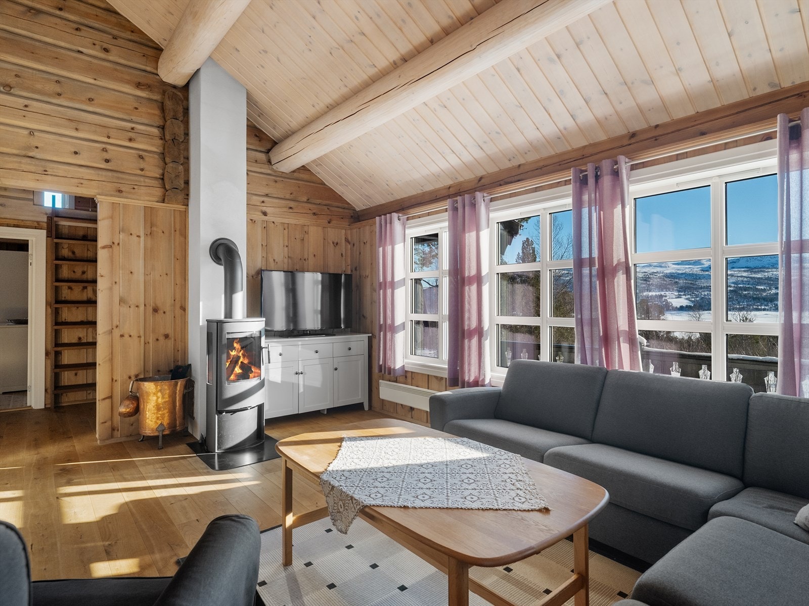 Stuen er utstyrt med peis for ekstra hygge på kalde vinterkvelder. Galleribilde