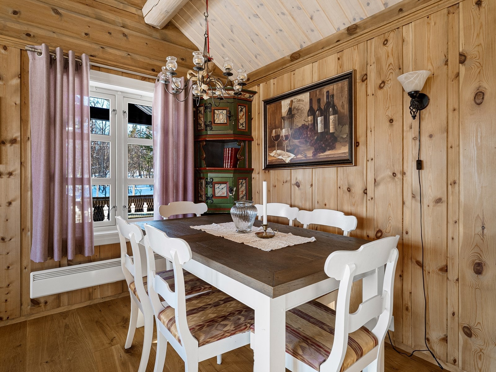 Spiseplassen har god plass til middagsgjester. Her kan man samle familien for hyggelige spillkvelder og måltider. Galleribilde