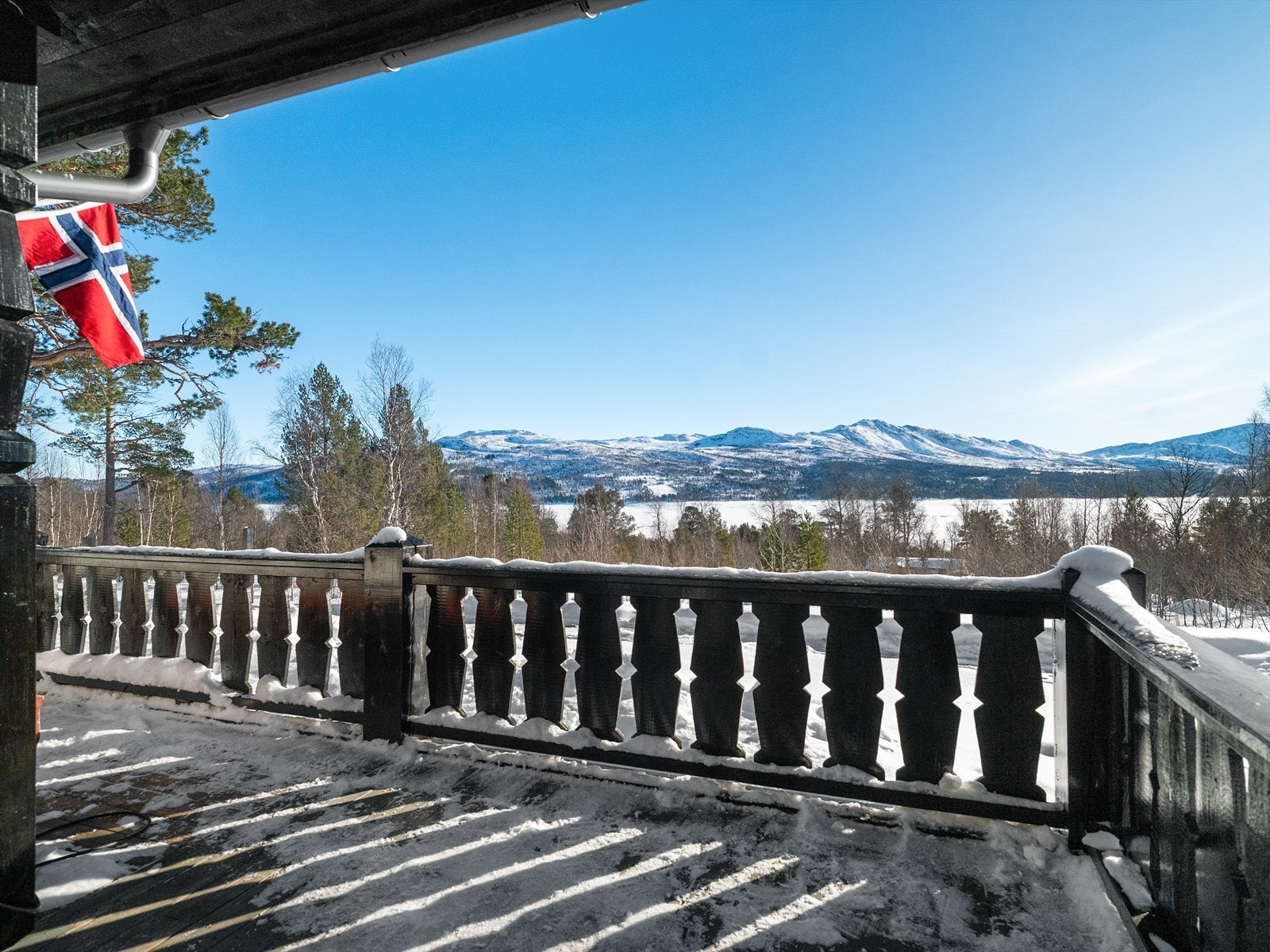 Fra terrassen har man fantastisk utsikt utover Granasjøen og utover mot fjelltoppene. Galleribilde