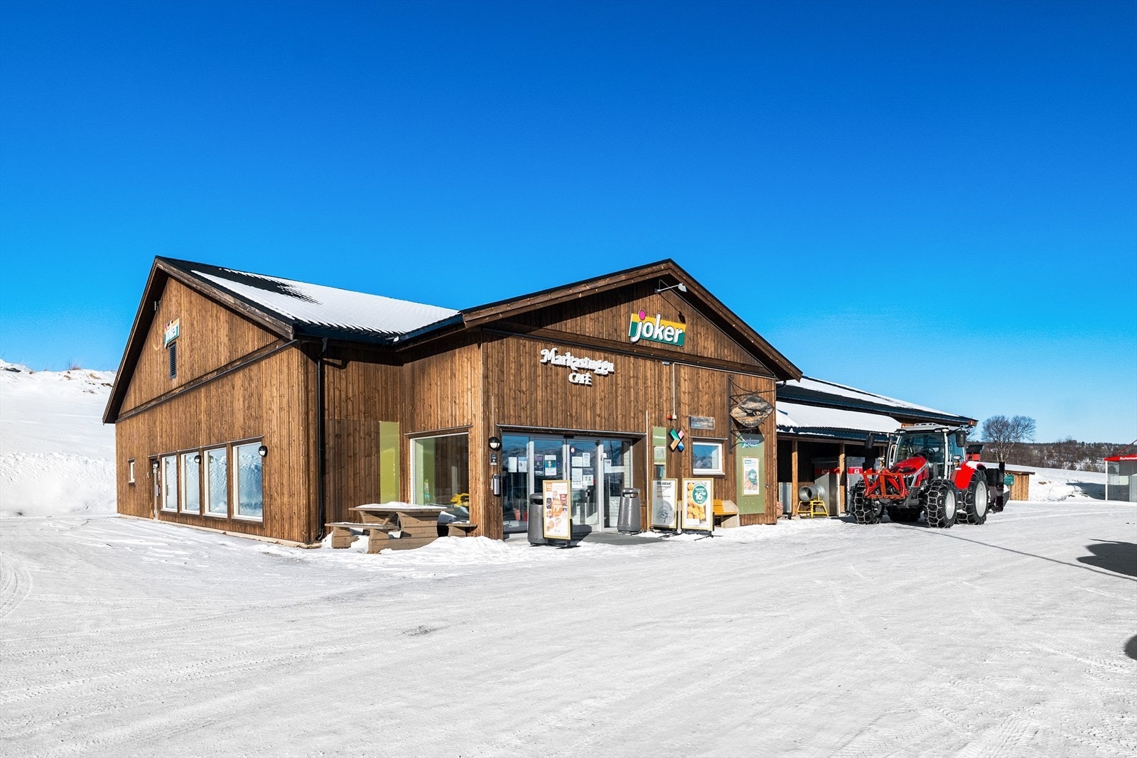 Eiendommen har nærhet til Joker Nerskogen, kun ca. fem minutter unna med bil, med søndagsåpen butikk. I samme bygg ligger Markastuggun Café, et hyggelig sted for en kaffekopp eller et måltid. Galleribilde
