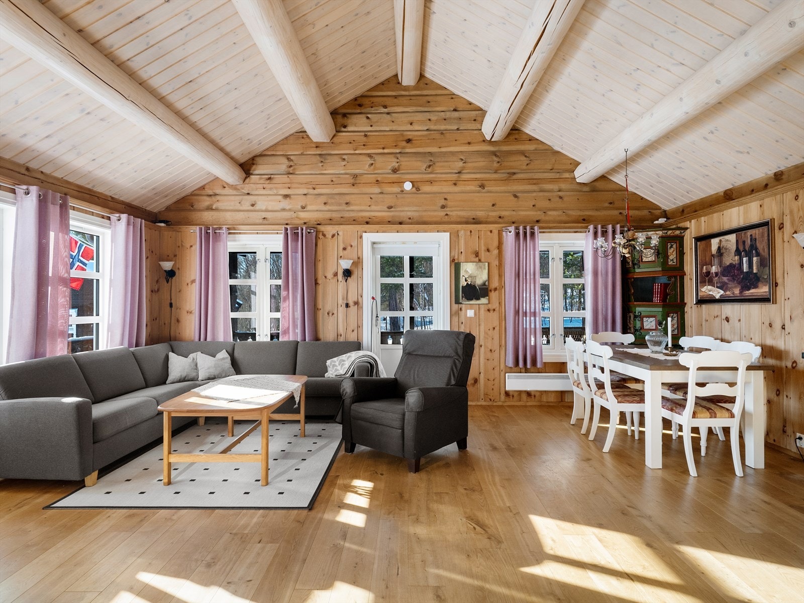 Videre kommer man til et lyst og romslig oppholdsrom på 34 kvm. Galleribilde