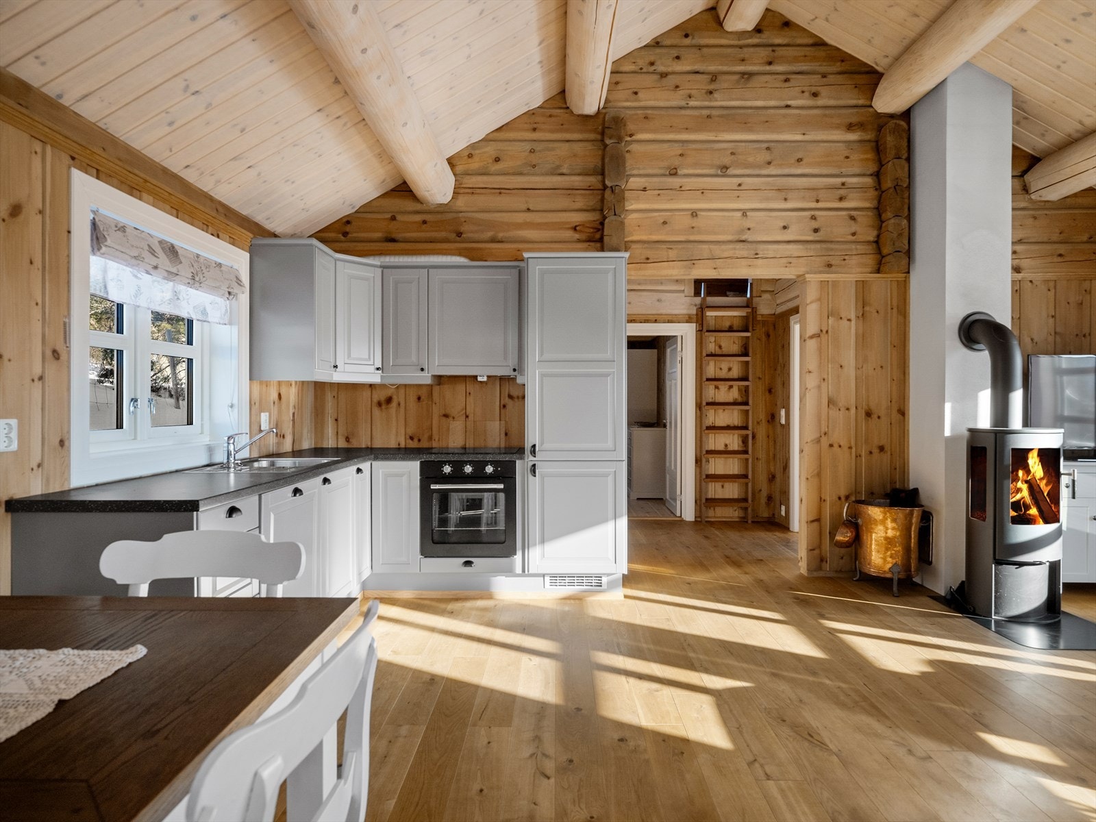 Moderne og stilrent kjøkken fra Ikea med lekre grå fronter. Galleribilde