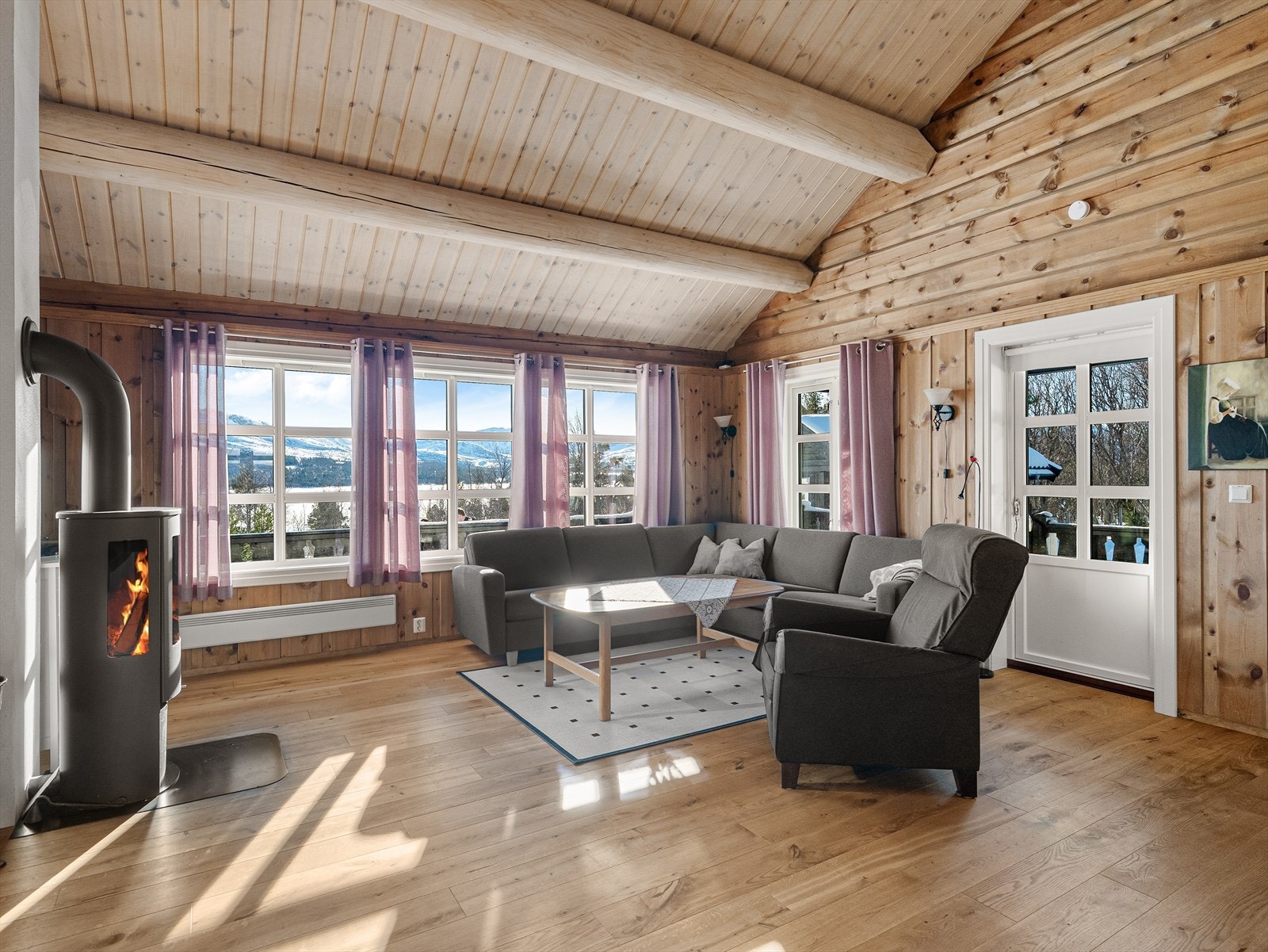 Oppholdsrommet nyter godt av store vindusflater som gir rommet rikelig med dagslys. Galleribilde