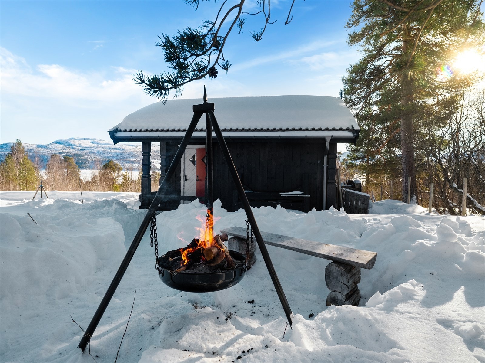 Store uteområder med god plass til både bålpanne og sitteplasser. Dette legger til rette for grilling og hyggelige samlinger året rundt. Galleribilde