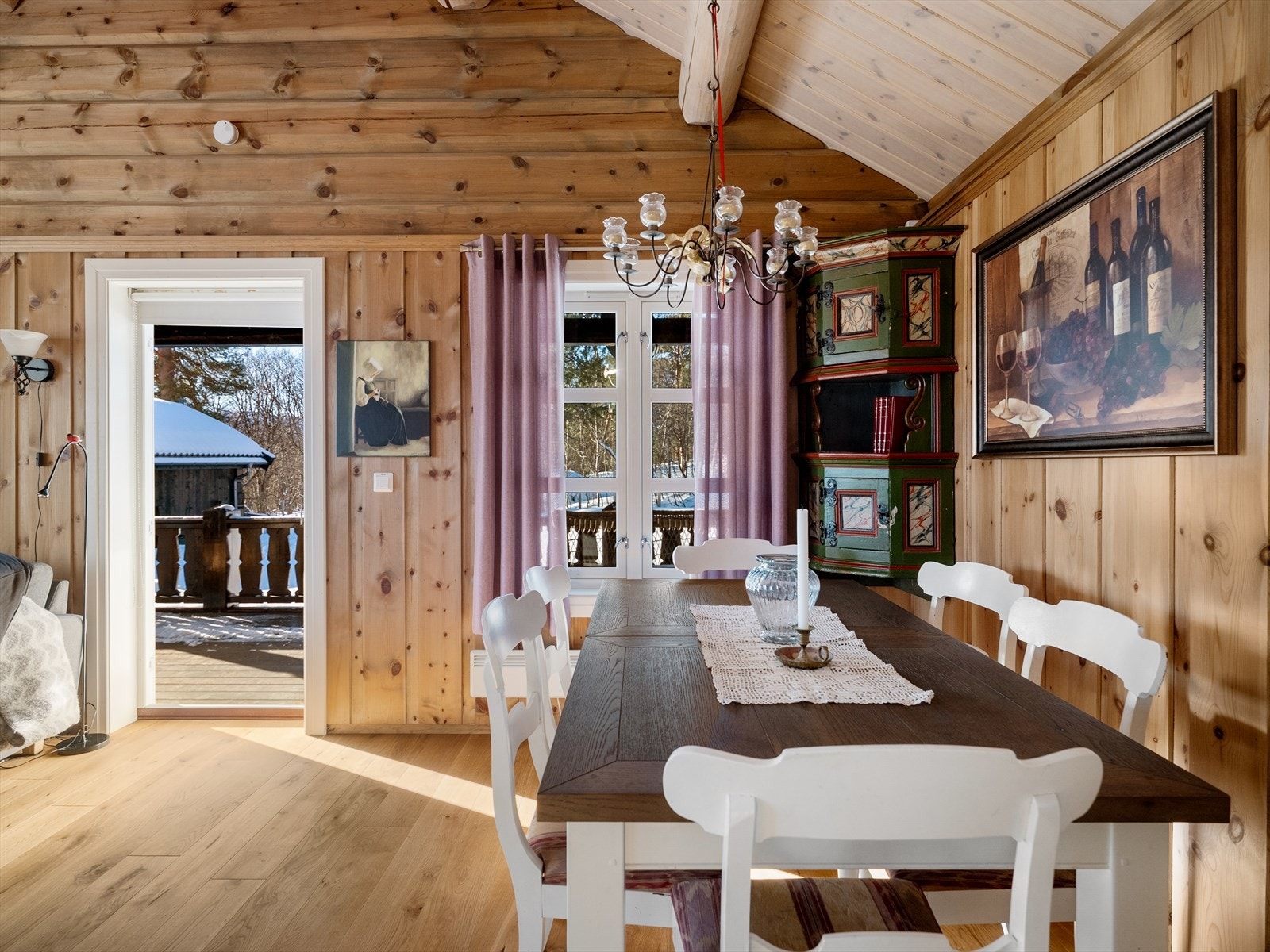 Fra oppholdsrommet har man utgang til en stor terrasse. Galleribilde