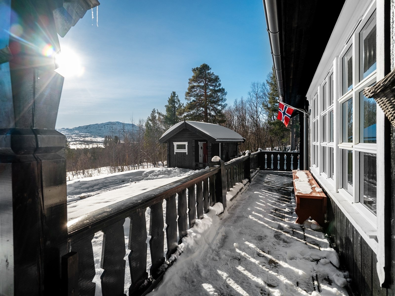Terrassen strekker seg langs to sider av hytta og gir gode solforhold fra morgen til ettermiddag. Galleribilde