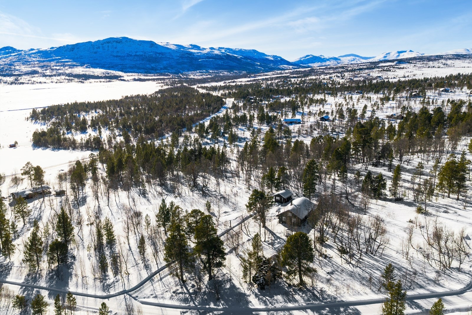Nærområdet byr på nydelige turmuligheter med ulik vanskelighetsgrad. Jøldalshytta, Trollfoten og Leverdalen er alle gode alternativer. Galleribilde