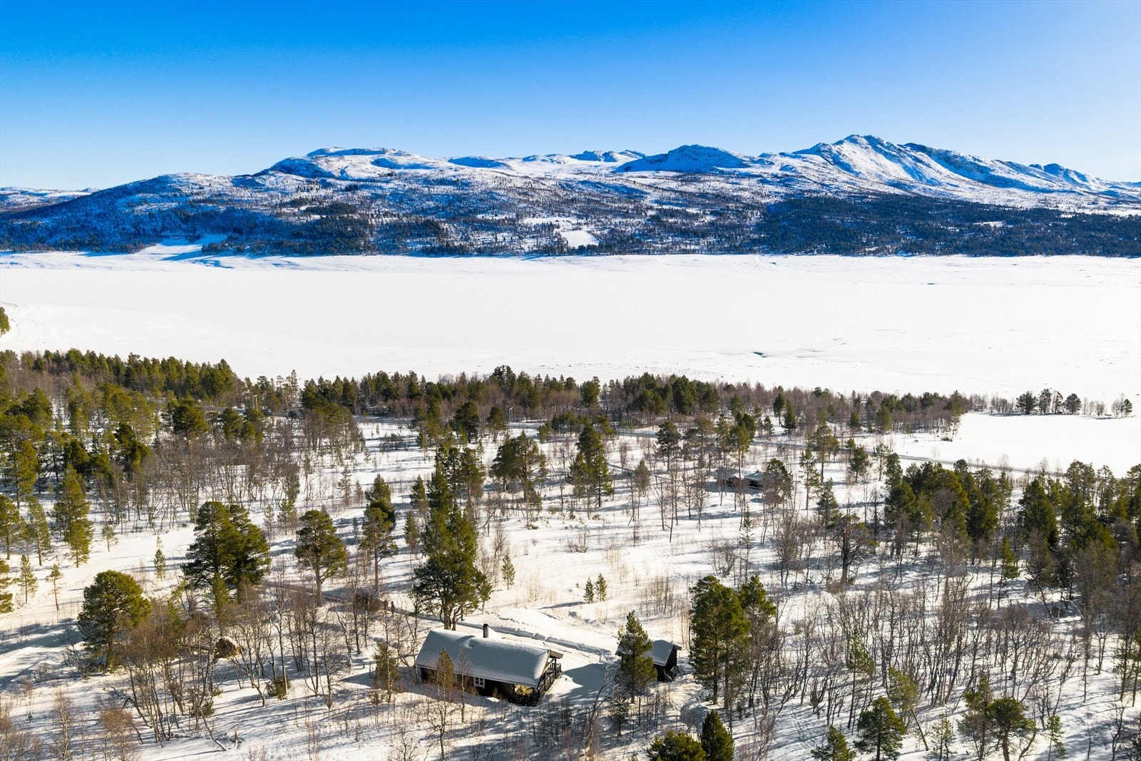 Hytta ligger i rolige og naturskjønne omgivelser med fantastisk utsikt. Perfekt for å trekke seg tilbake fra en hektisk hverdag. Galleribilde
