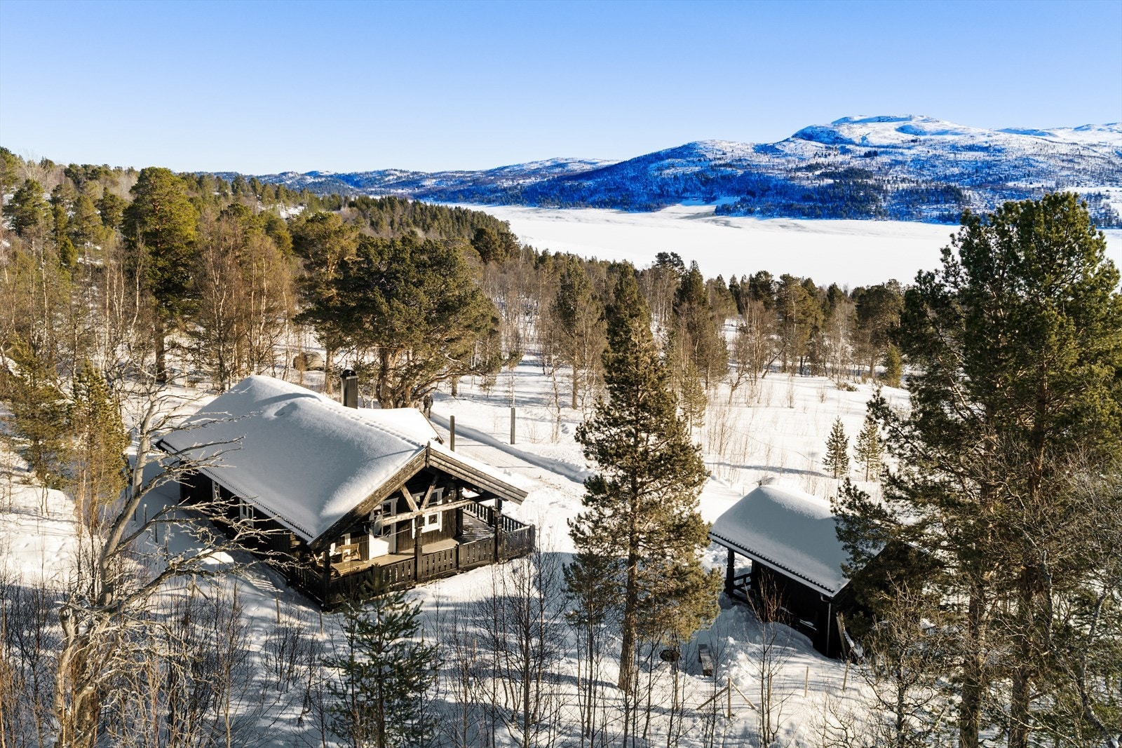 Proaktiv Eiendomsmegling ved Mads Kirkeslett har gleden av å presentere "Jobu" - en sjarmerende laftet hytte med idyllisk beliggenhet på Flåsætra 21. Galleribilde