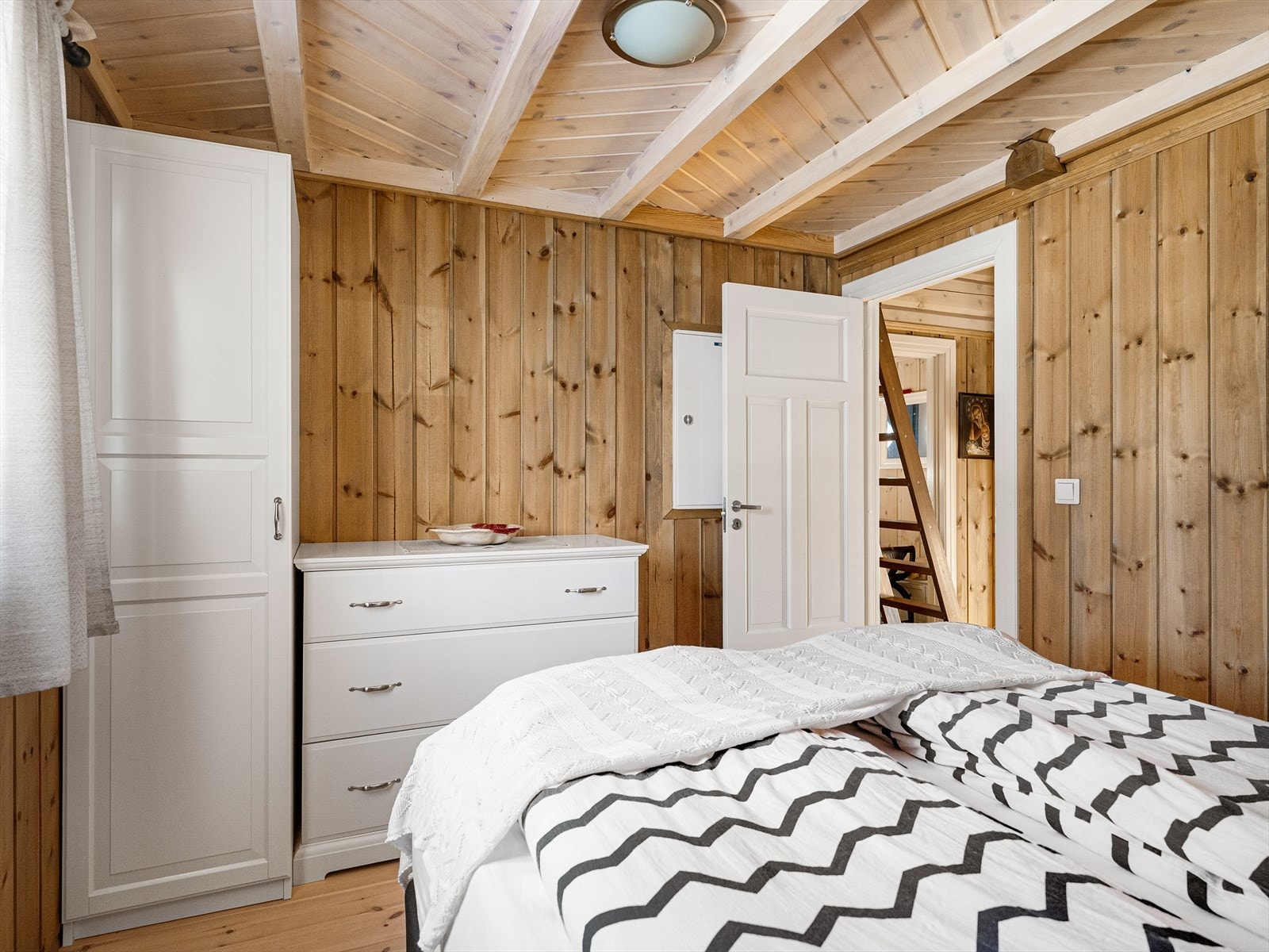 Soverommet har gode møbleringsmuligheter med plass til dobbeltseng og garderobeløsning. Galleribilde