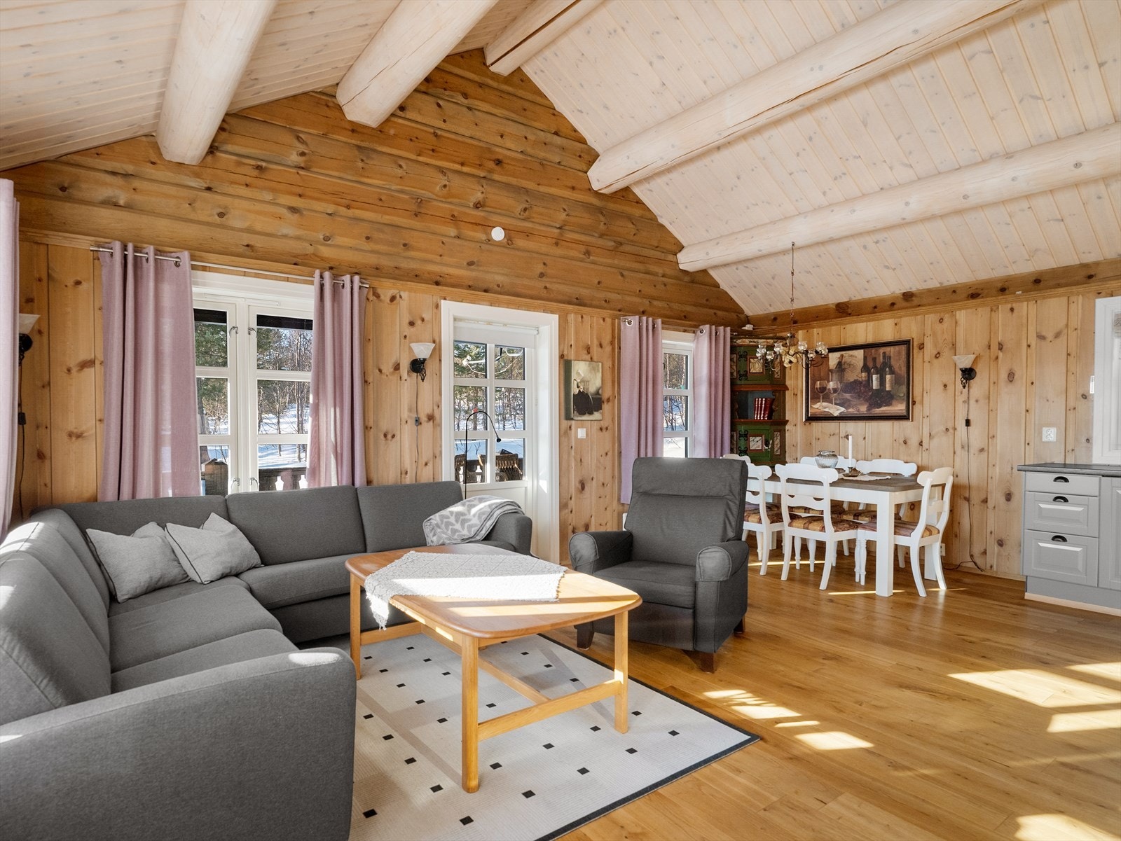 Her er det rikelig med plass til møblering av både spiseplass og sittegruppe. Galleribilde