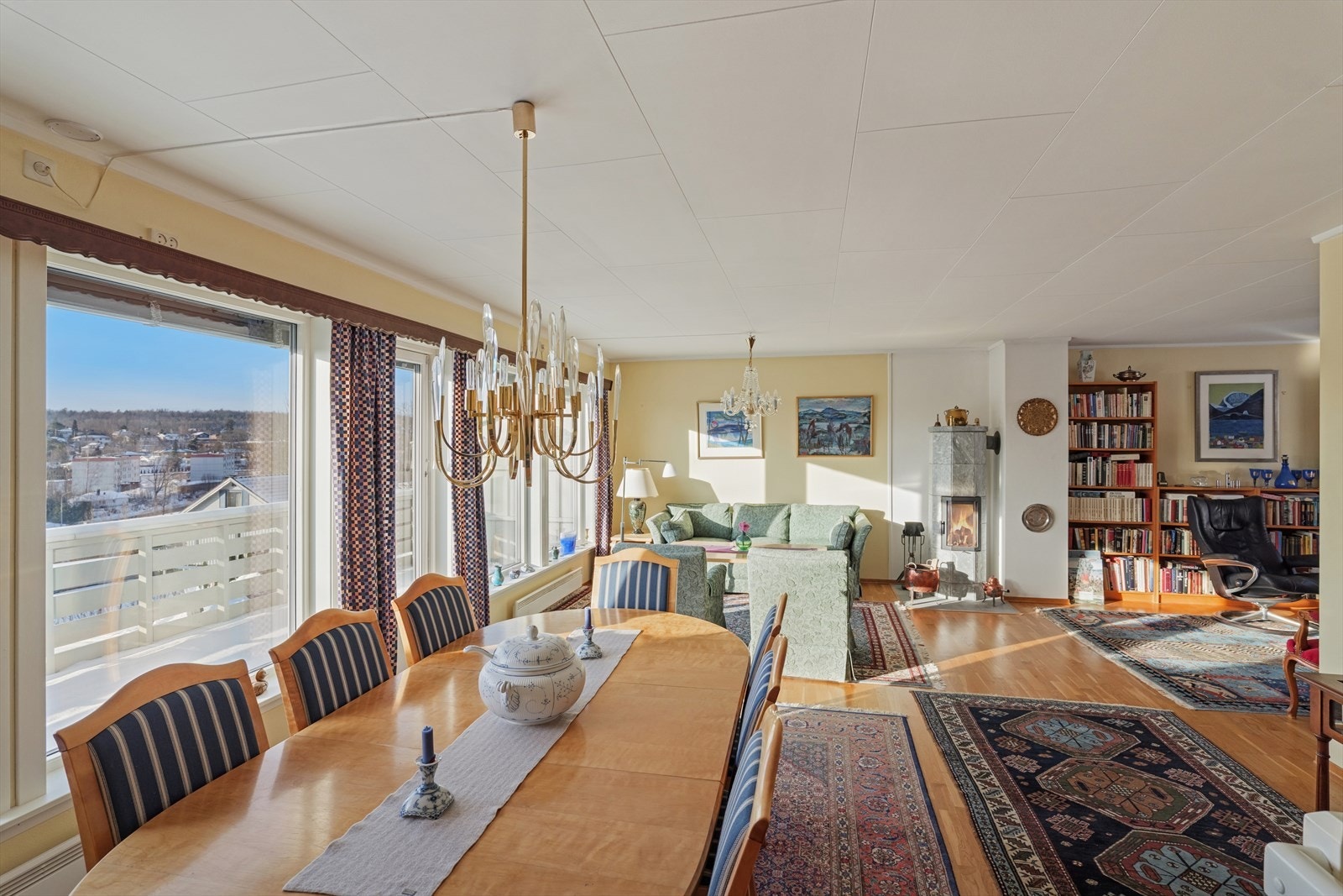 Romslig stue med utgang til terrasse Galleribilde