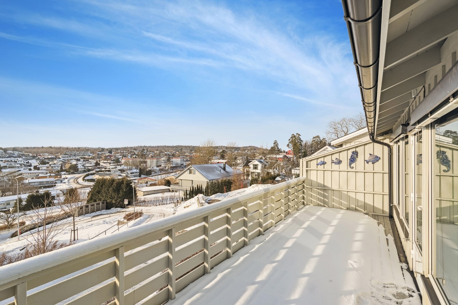 Balkongen er vestvendt og har gode solforhold Galleribilde