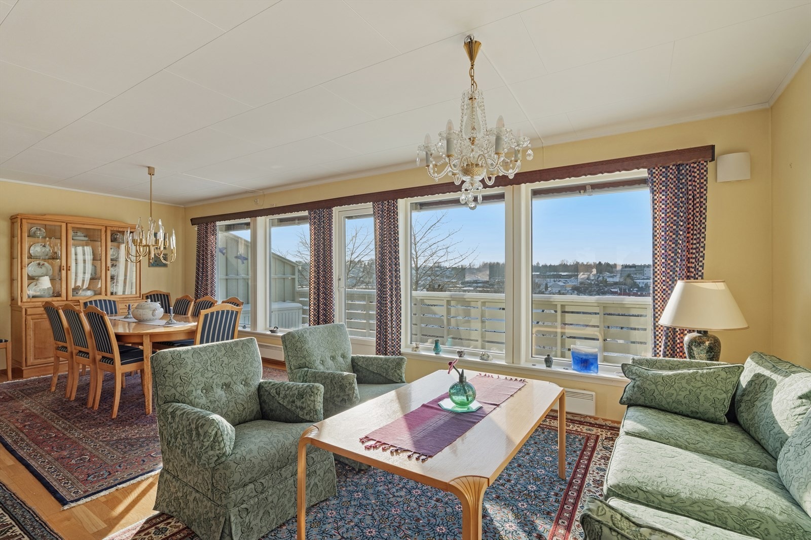 Her er det god plass til både spisestue og TV-møblement Galleribilde