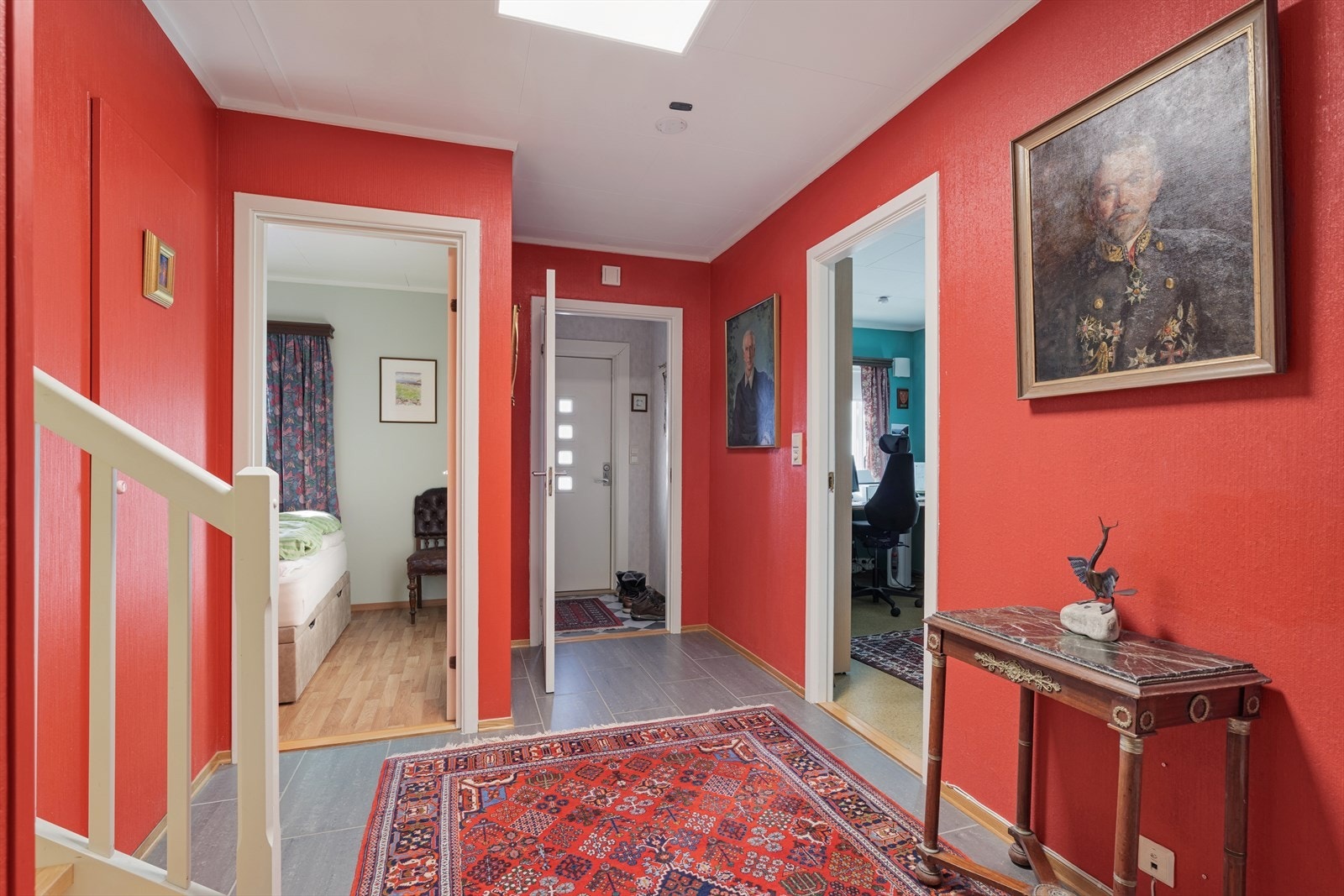 I underetasjen finner vi entré, gang, garderobe, bad og 2 soverom. Galleribilde