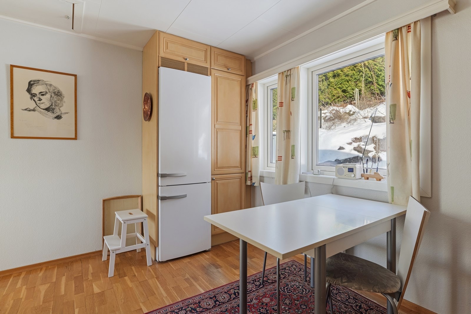 Det er avsatt plass til frittstående kjøleskap, oppvaskmaskin og komfyr Galleribilde