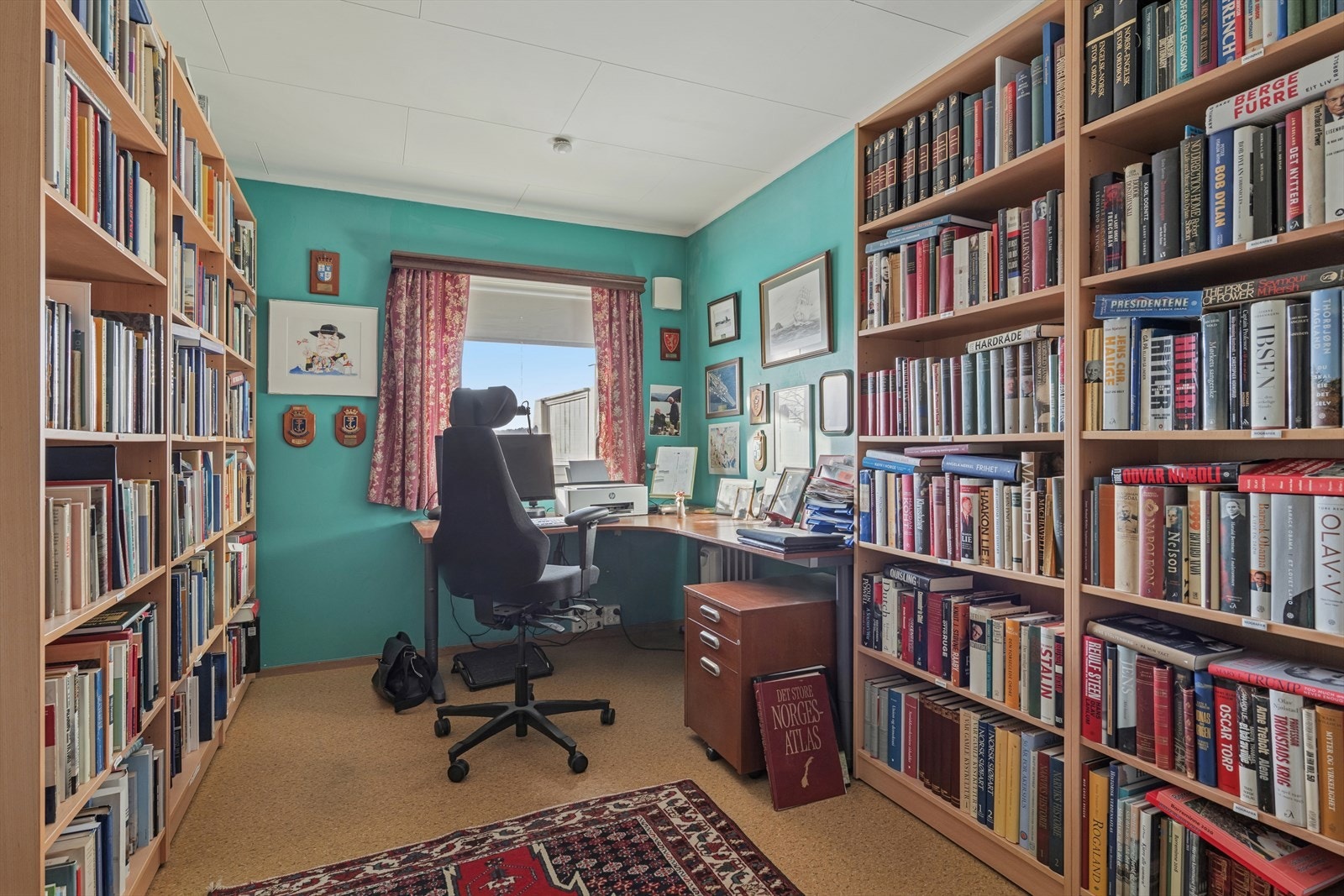 Det største av soverommene er i dag innredet som kontor. Begge soverommene har plass til dobbeltseng. Galleribilde