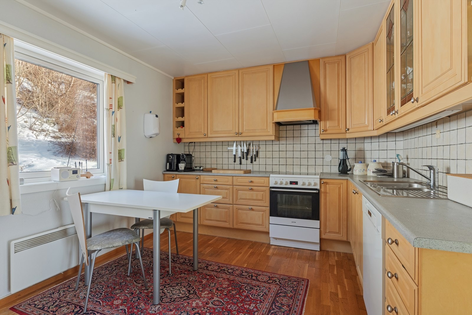 Kjøkkenet er romslig og har innredning med profilerte fronter. Benkeplaten er av laminat Galleribilde