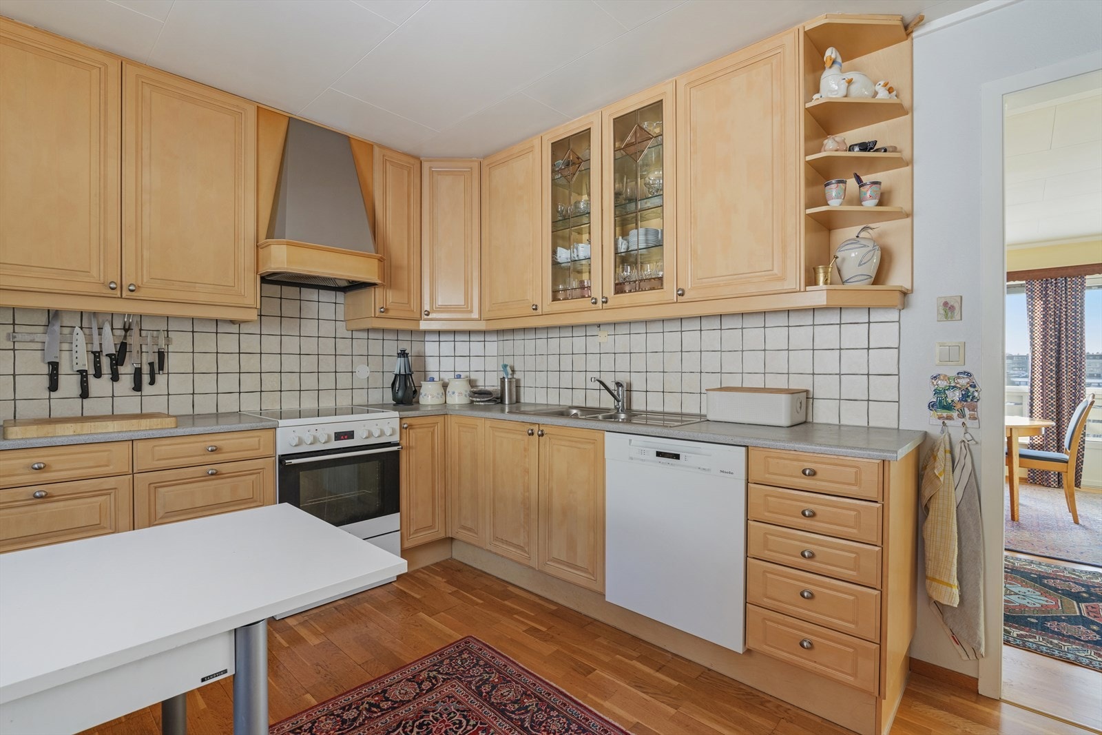 Her er det godt med både skap- og benkeplass Galleribilde