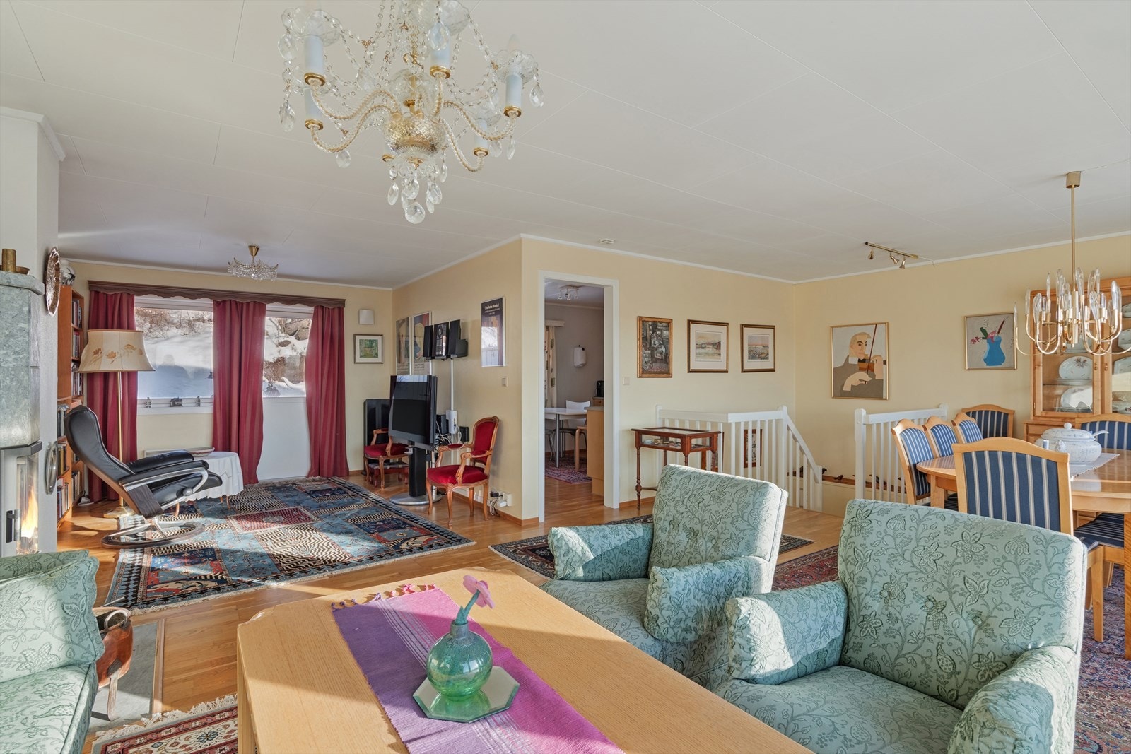 TV-stuen har utgang til terrasse og hagen Galleribilde