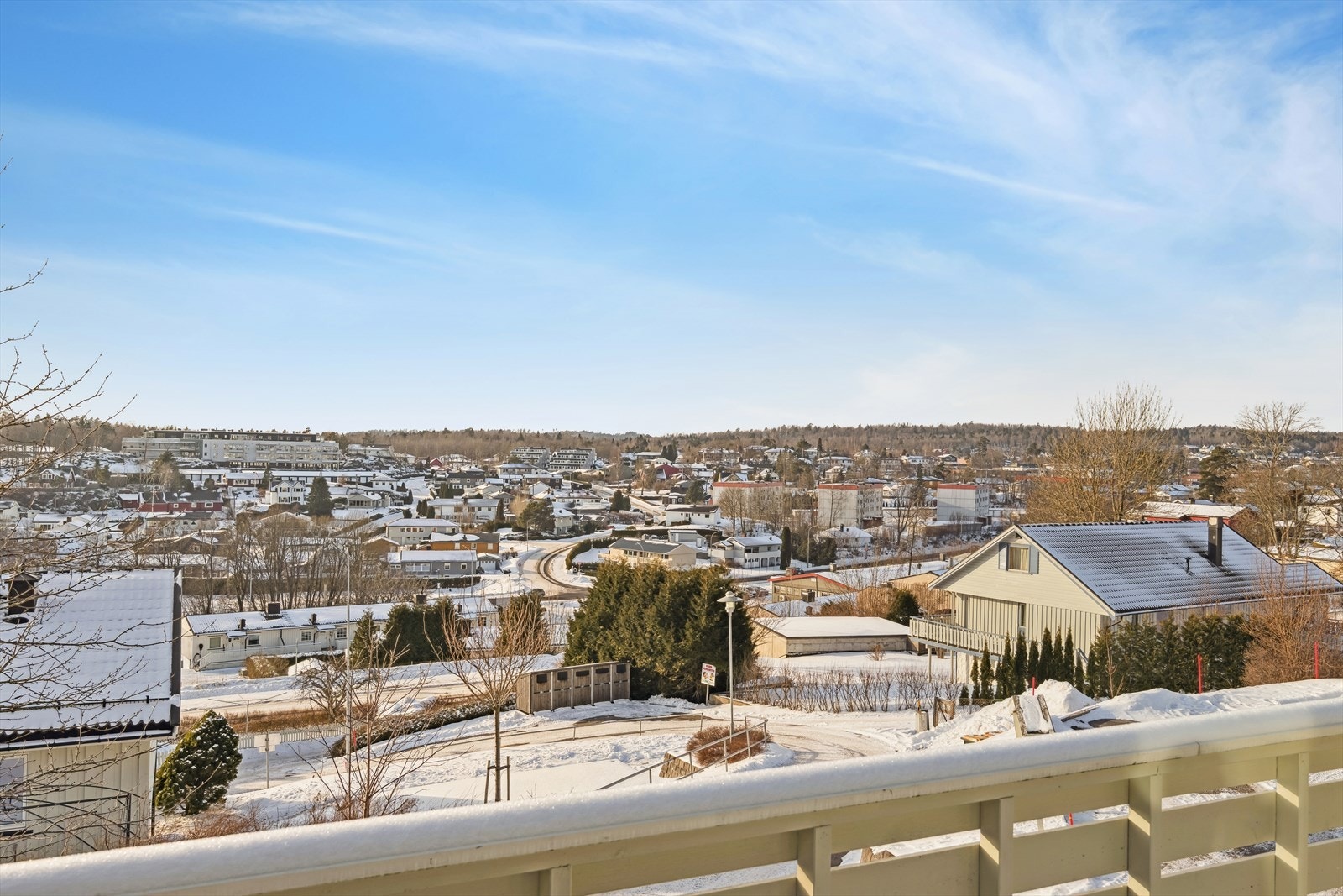 Fra terrassen er det flott utsikt over Holtandalen Galleribilde