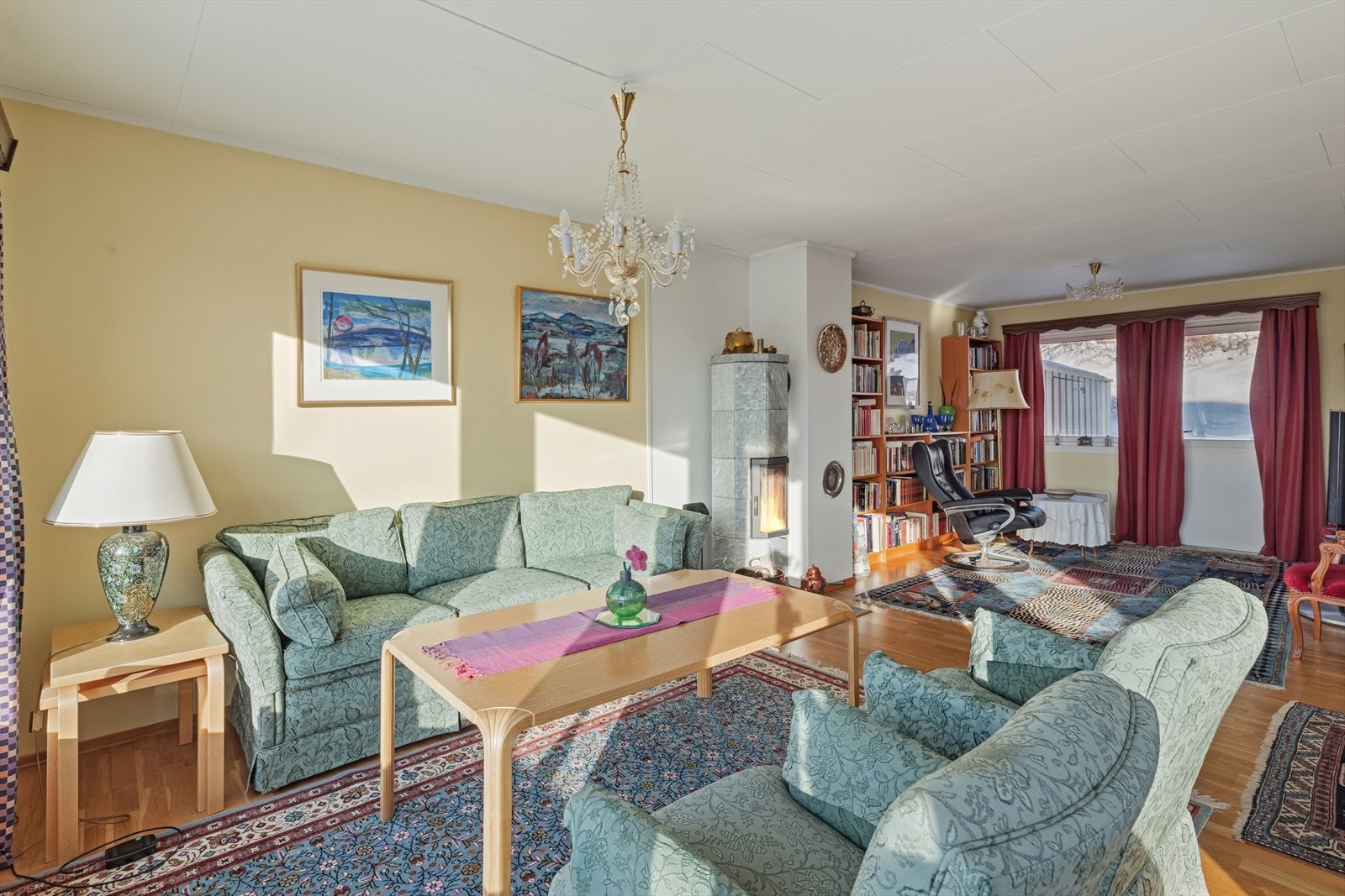 God plass til sofa og TV-møblement Galleribilde