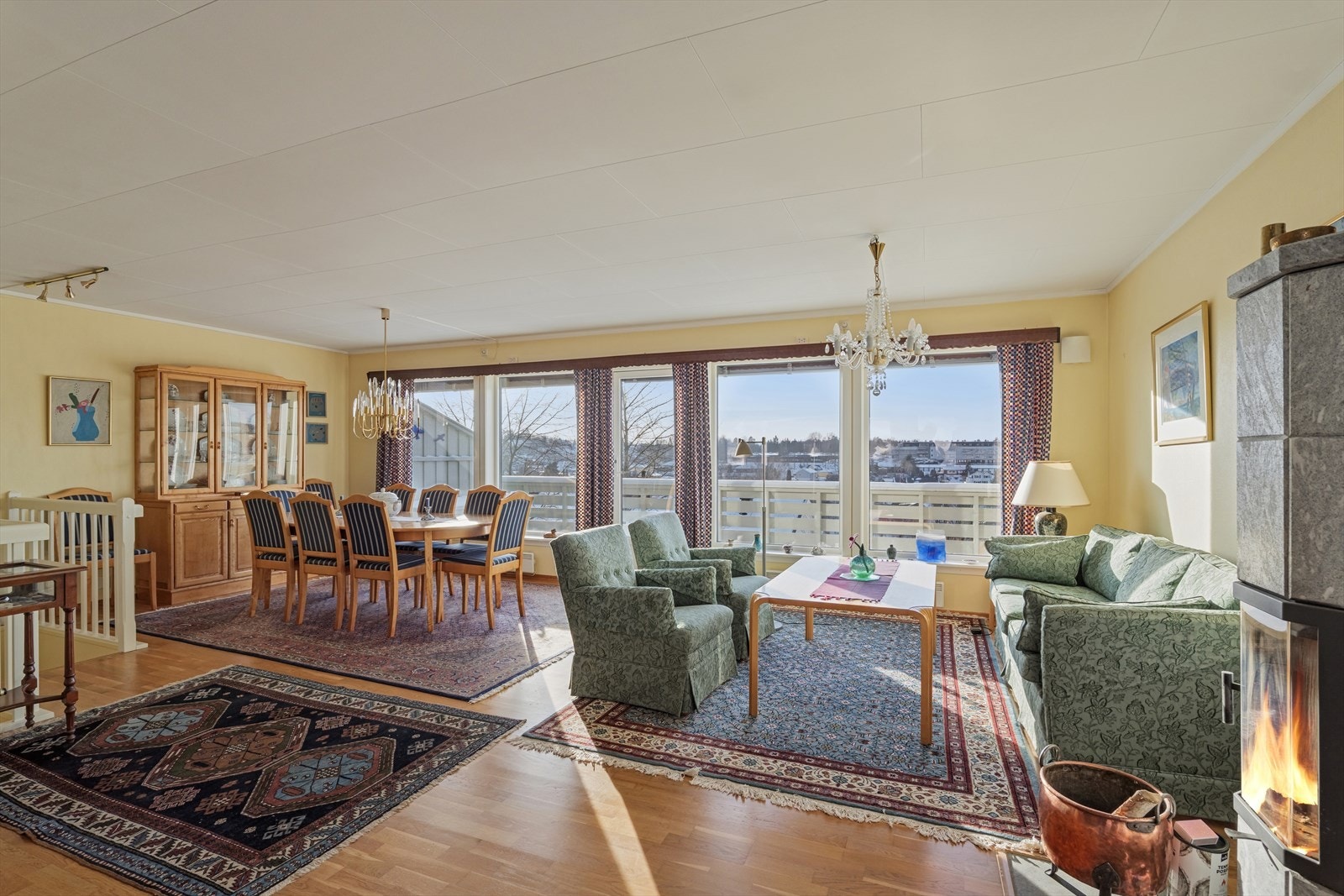 Flere store vindusflater som gir godt med lys inn Galleribilde