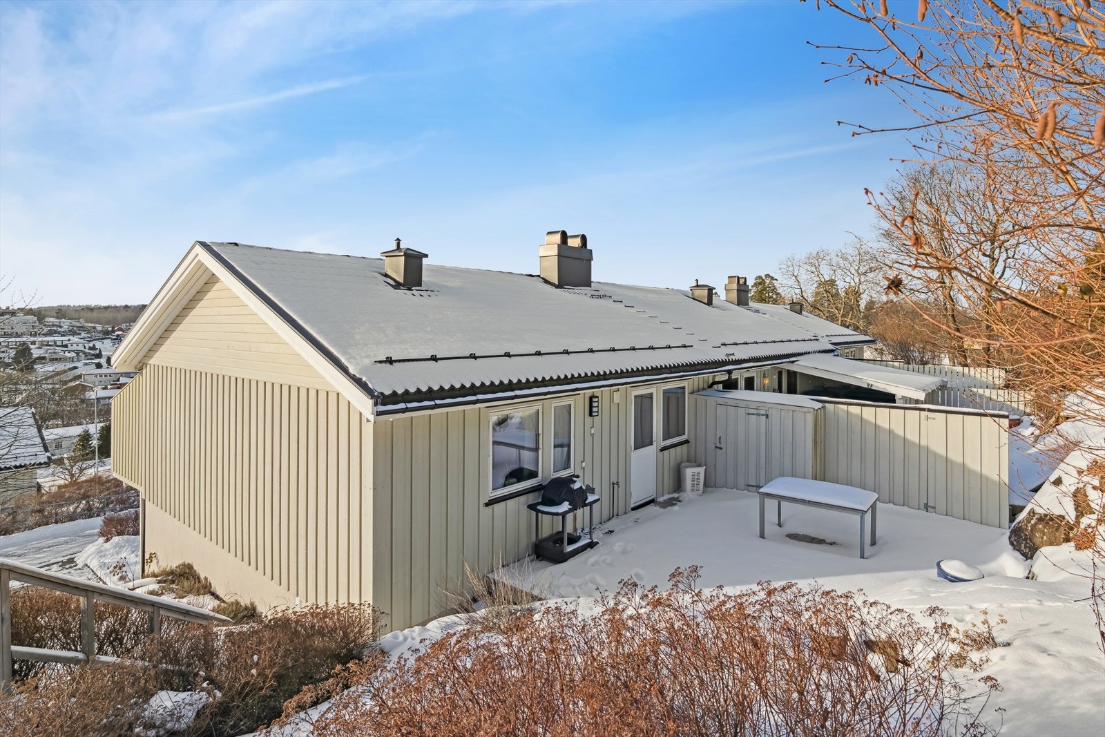 Terrassen har en utvendig bod Galleribilde