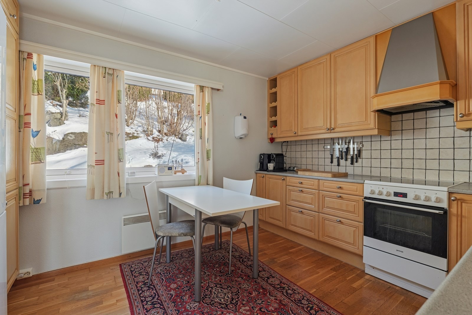 Det er en hyggelig plass til et lite spisebord foran vinduet Galleribilde