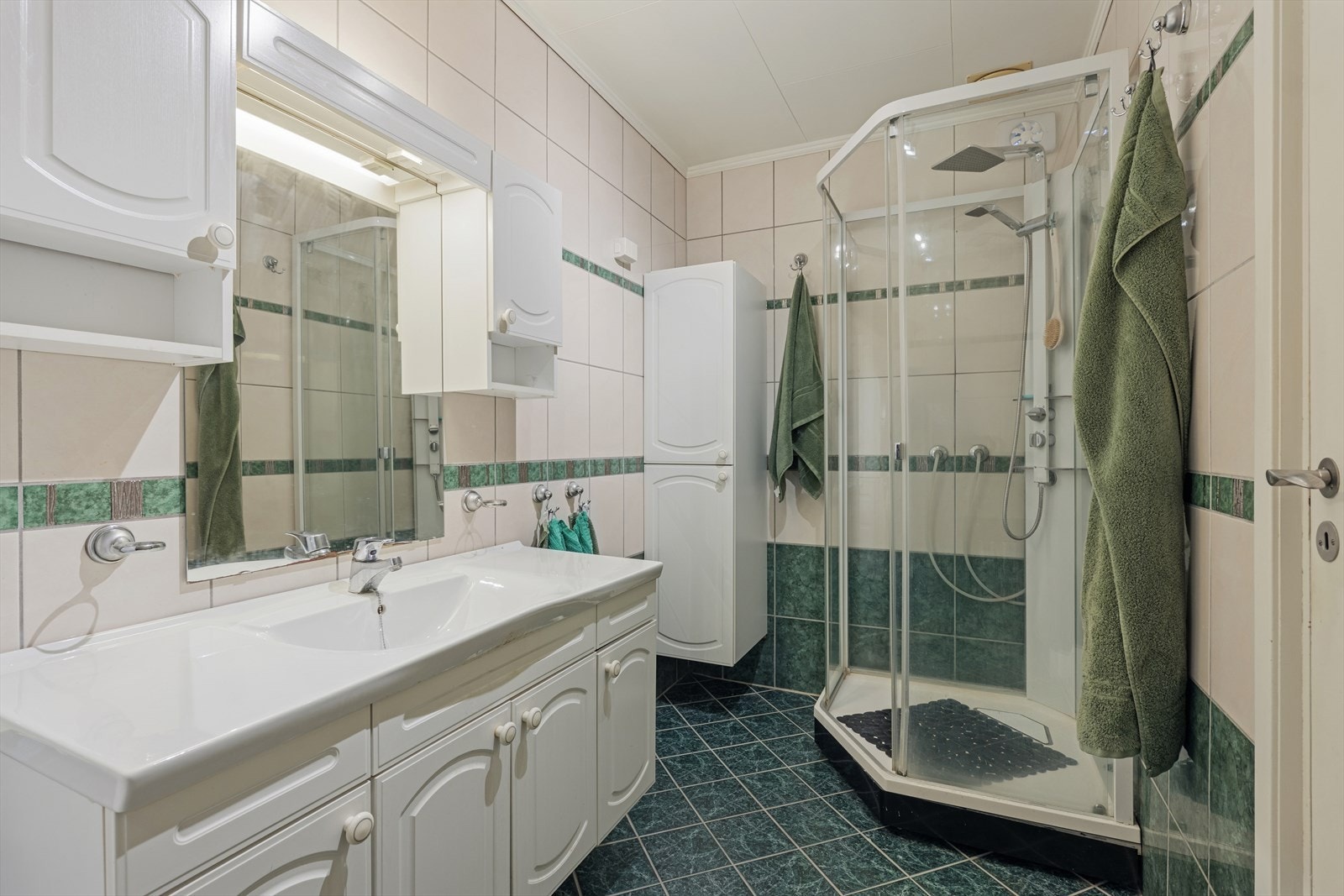 Flislagt baderom med elektriske varmekabler Galleribilde