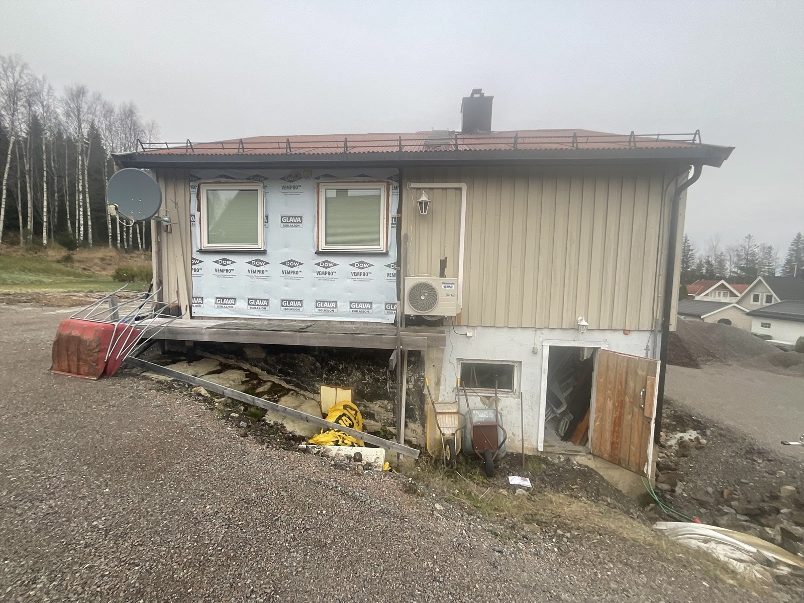 Det er satt inn 1 stk nytt 3-lags vindu på vestside på soverom hovedetasje, samt 2 stk nye 3- lags vinduer på sørside hovedetasje. Det ble montert ny varmepumpe i 2024 Galleribilde