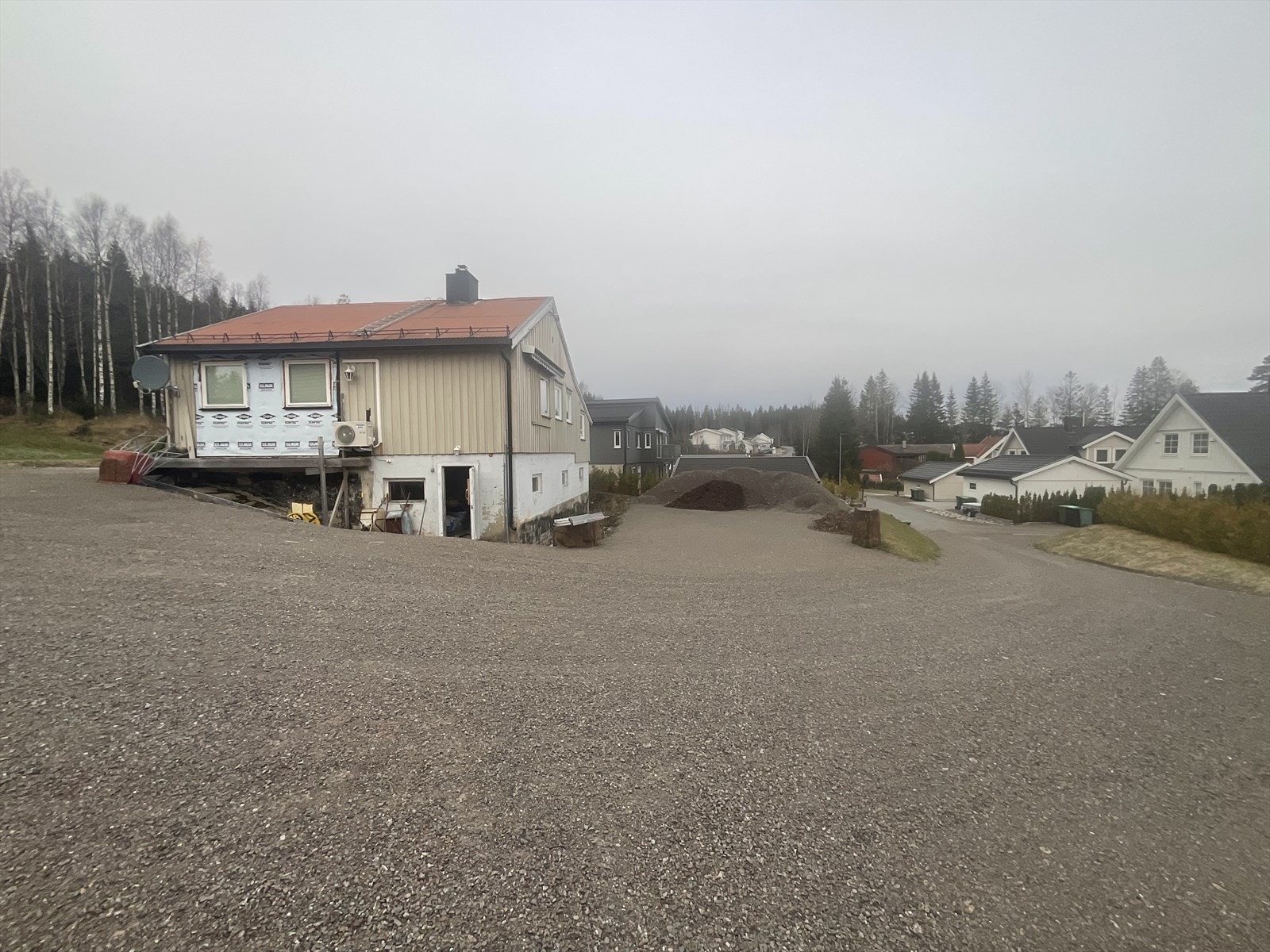 Det er en bred og fin innkjørsel til eiendommen fra Øvre Skytta Galleribilde