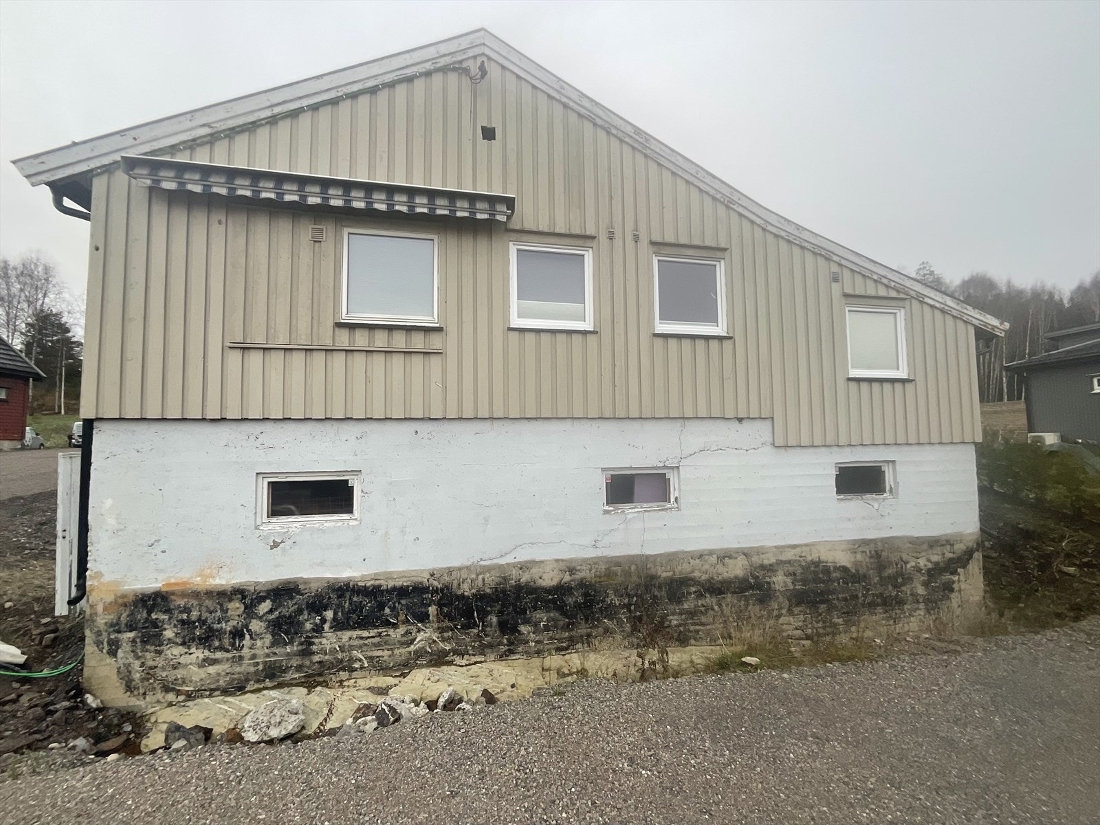 Området er derfor klargjort for montering av ny grunnmurspapp/knotteplast og nødvendige tiltak før massene skal tilbakeføres Galleribilde