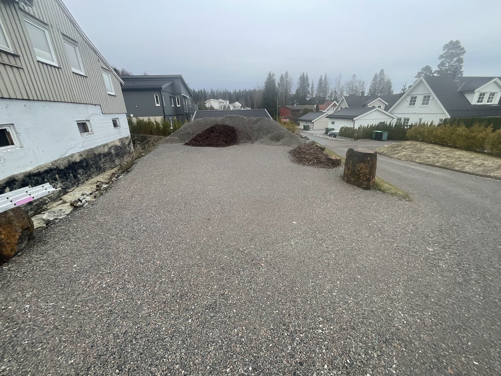 Det er etablert en god parkeringsplass på nedsiden av boligen Galleribilde