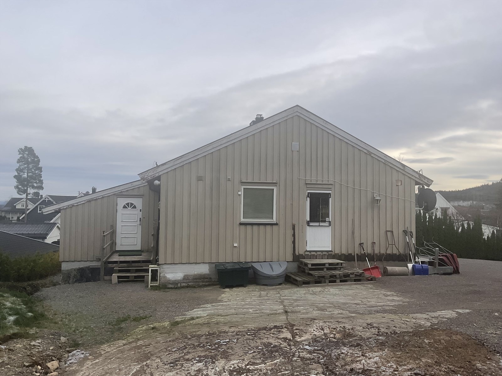 Tomten og beliggenheten gir et fantastisk utgangspunkt for alle valg, enten om du vil pusse opp, bygge på eller skape noe helt nytt fra grunnen av Galleribilde