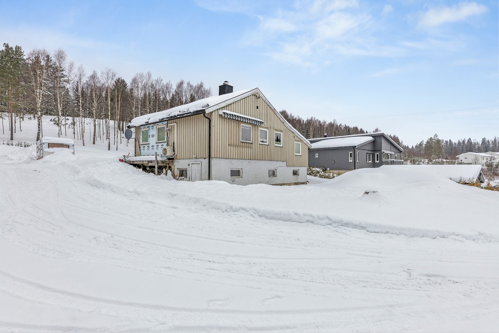 Tina Ulseth Myrvang i EiendomsMegler1 ønsker velkommen til Bjønndalsveien 11! (Foto EFKT/Paul Smith) Galleribilde