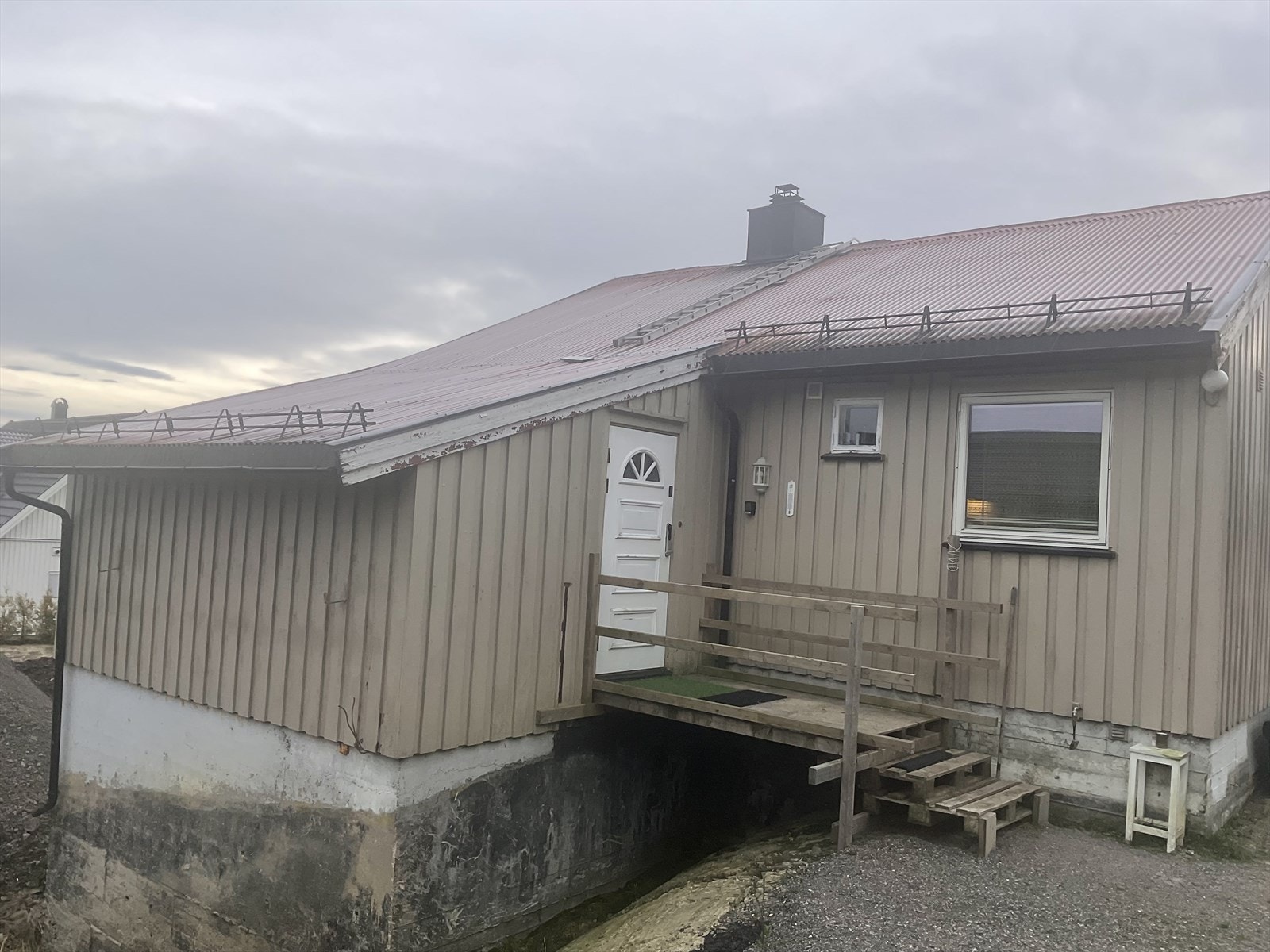 Selger har påbegynt utvendig renovering av huset ved å grave bort masser rundt grunnmuren Galleribilde