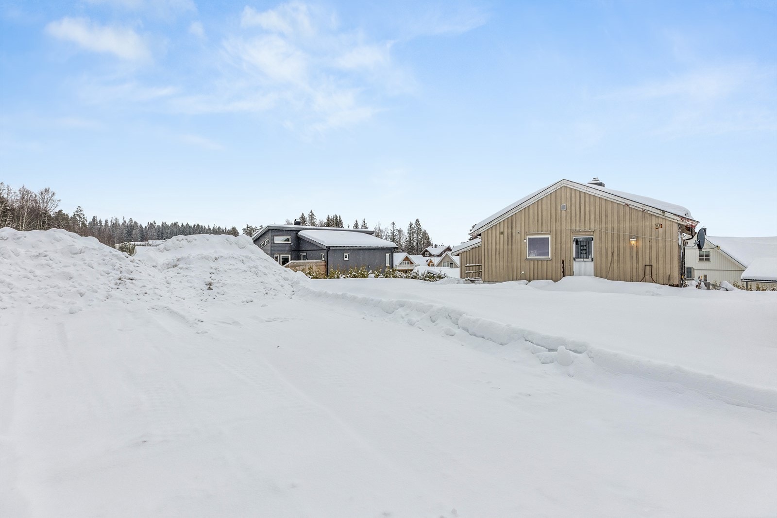 Boligen må regnes som et oppussingsobjekt. Hovedetasjen inneholder kjøkken, bad, stue og fem rom som i dag benyttes og er godkjent som soverom. Kjelleren består av tre boder Galleribilde