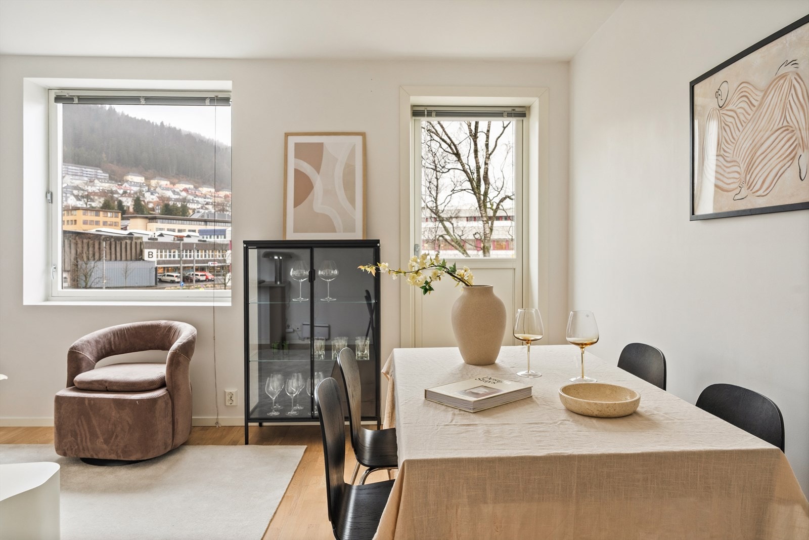 Fra stuen har du utgang til en nordvestvendt balkong. Galleribilde