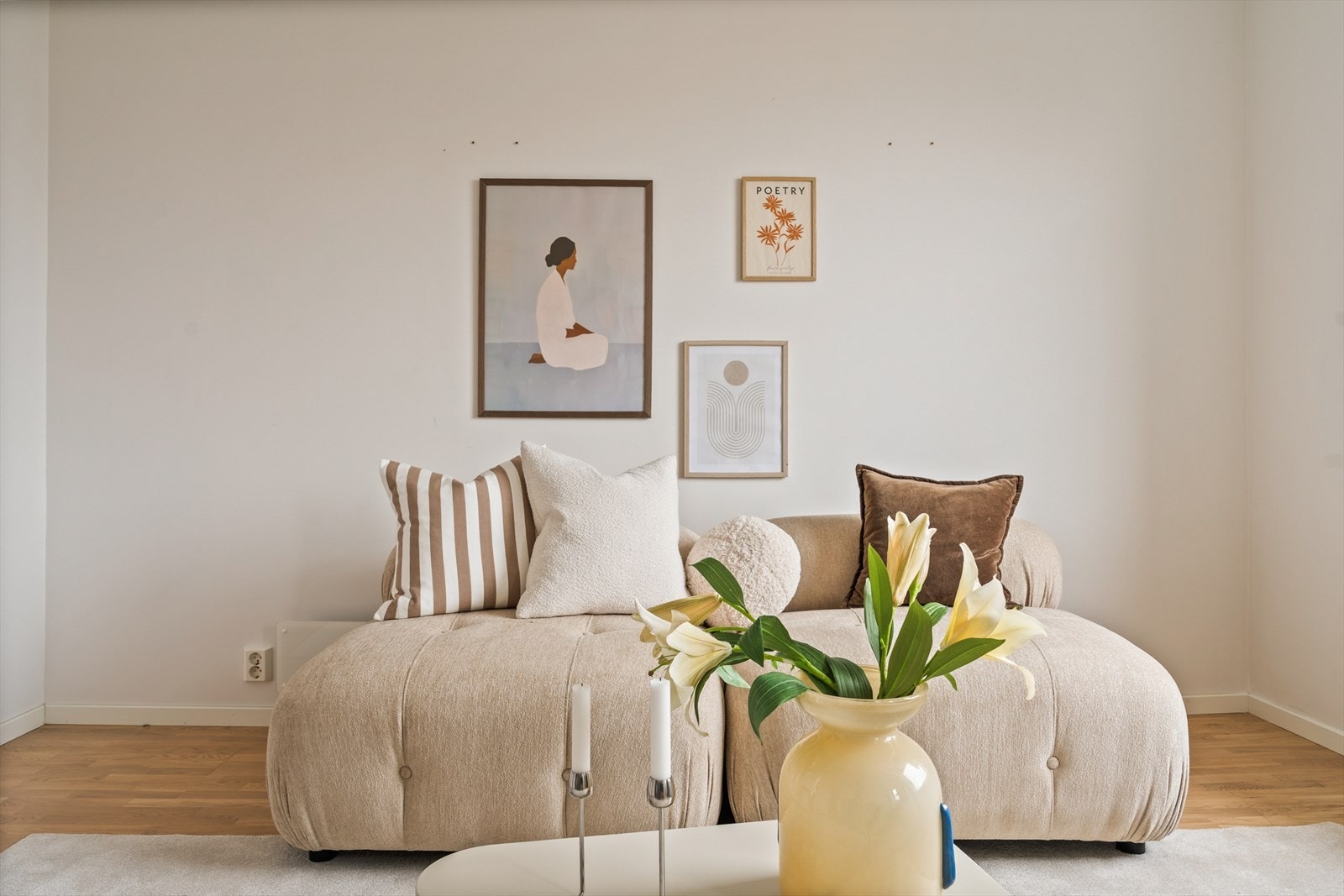 Stuen er malt i en tidsriktig farge som komplimenteres av et flott parkett gulv. Galleribilde