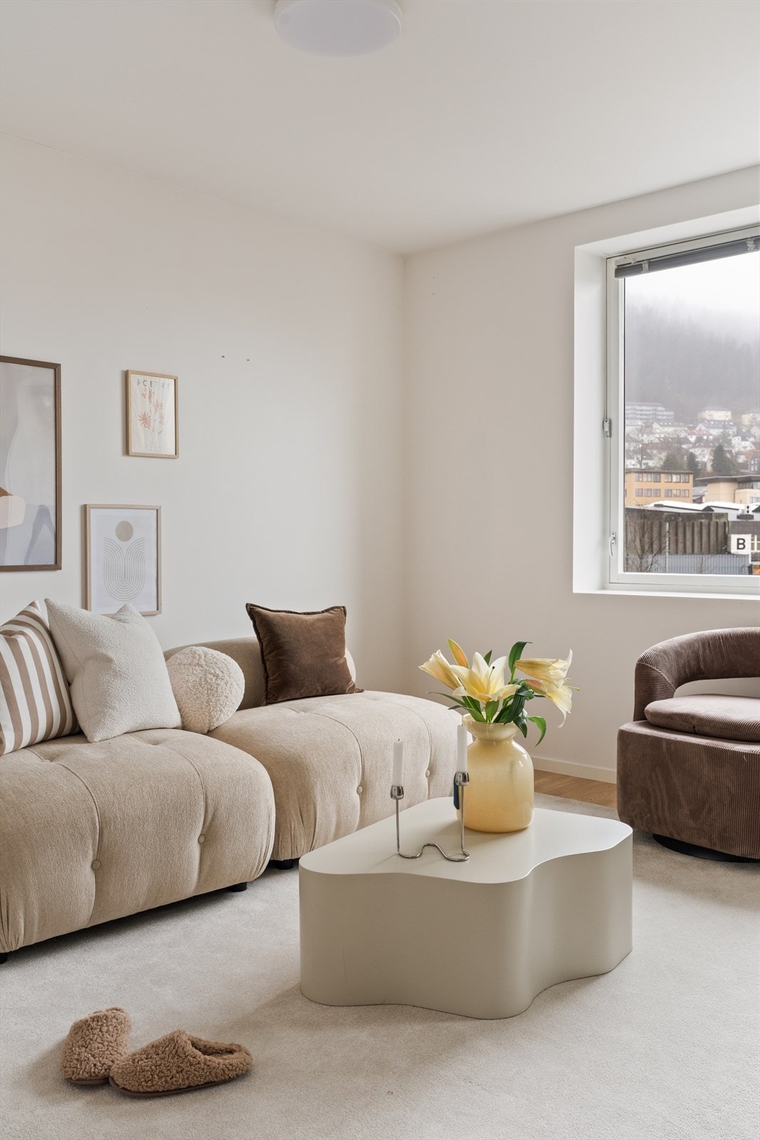 Store vindusflater slipper inn rikelig med naturlig lys og bidrar til en lys og trivelig stue gjennom hele dagen. Galleribilde