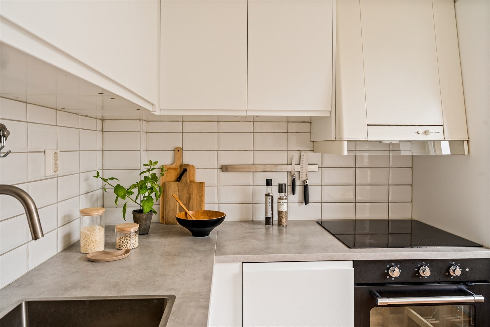 Kjøkken med folierte skrog, slette fronter og laminert benkeplate. Klassiske hvite metrofliser på vegg. Galleribilde