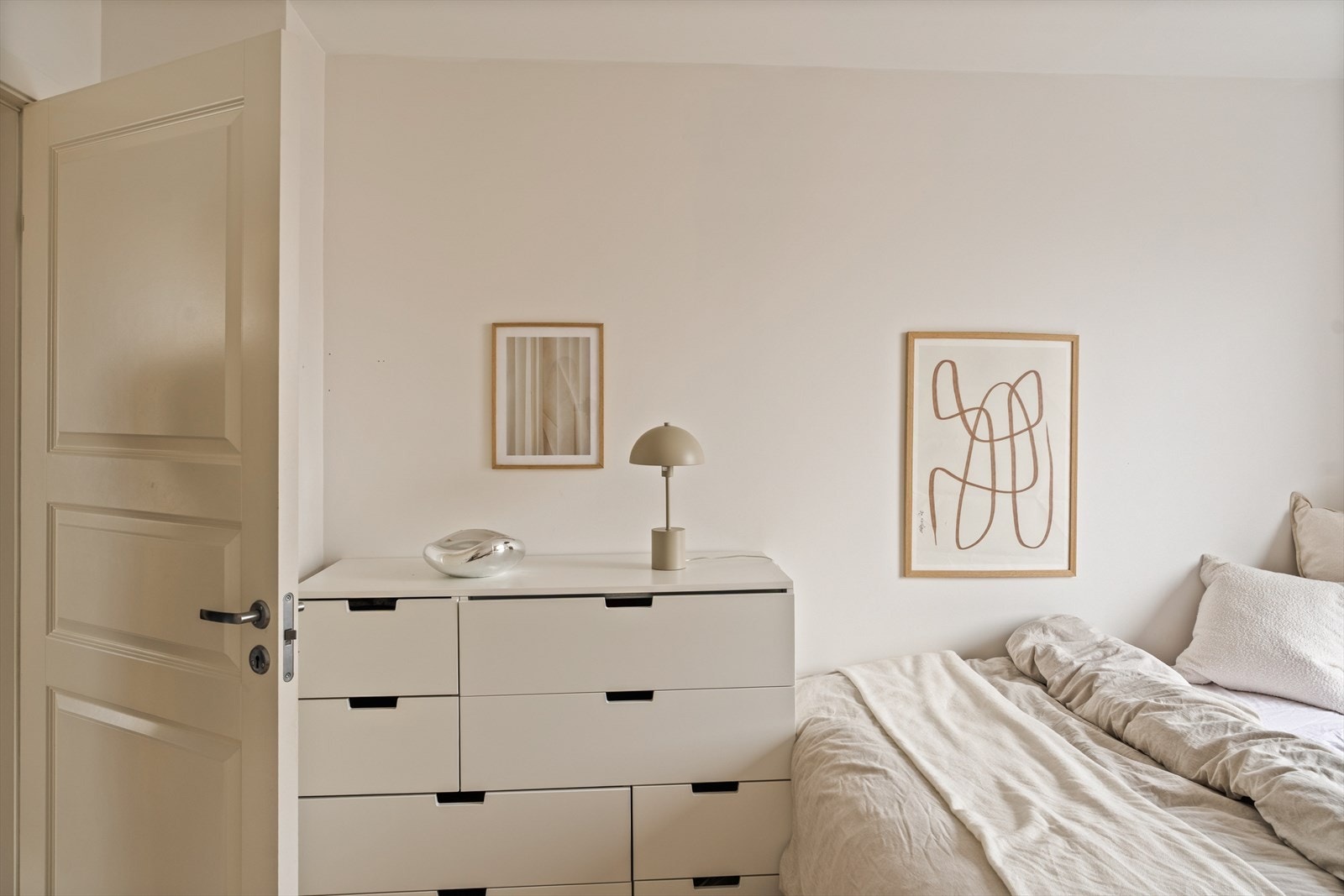 Et lyst og trivelig soverom med godt lysinnslipp. Galleribilde