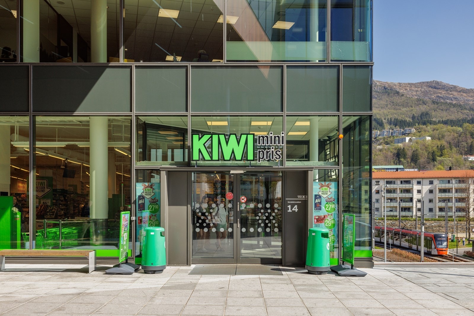 Det er flere matbutikker i området, blant annet Kiwi Kronstad, Rema 1000 Minde og Bunnpris Kronstad (søndagsåpen). Galleribilde