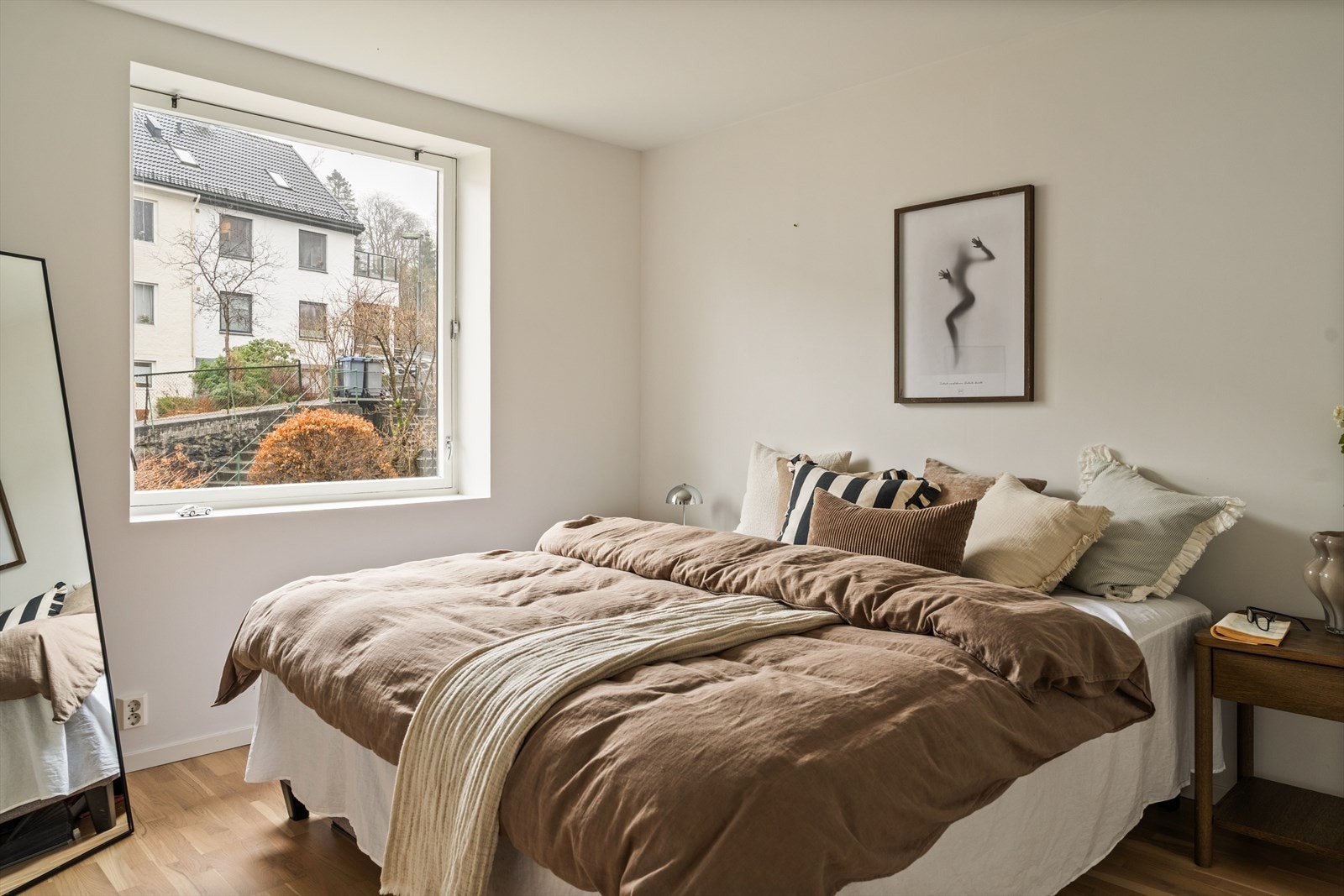 Her er det god plass til en 180 cm seng, med rom for nattbord på begge sider. Galleribilde